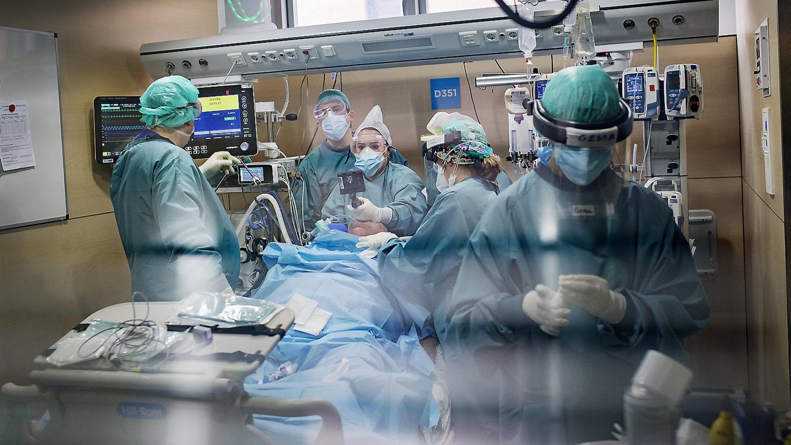 Infermeres i metges d’una de les UCI de l’Hospital de la Vall d’Hebron atenent un pacient greu de covid-19.