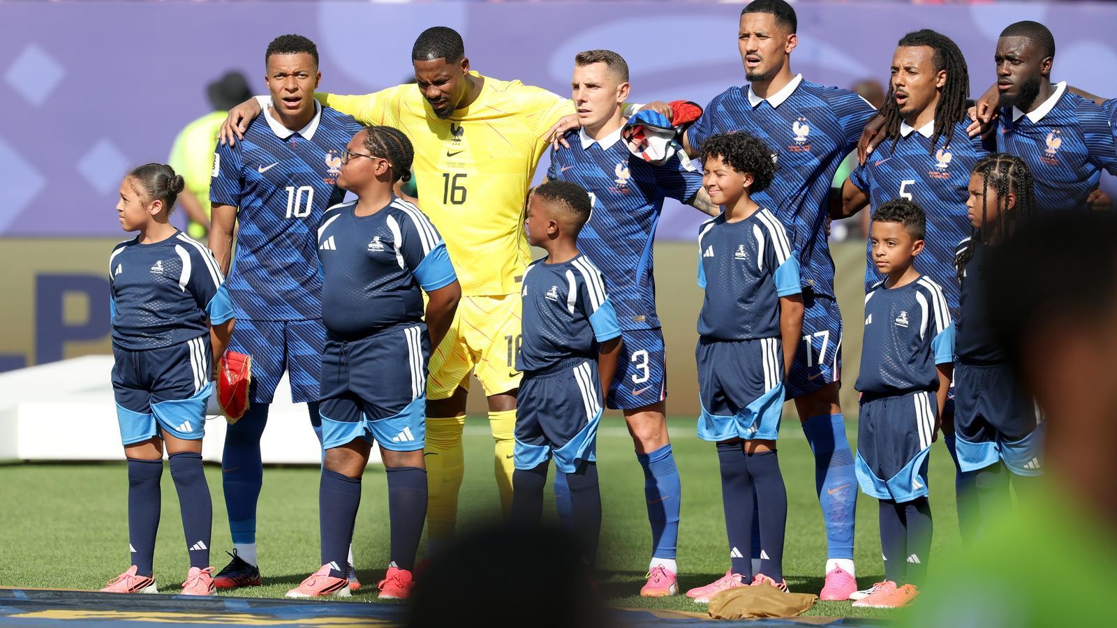 El capitán de la selección francesa, Kylian Mbappé, y sus compañeros de equipo escuchan el himno nacional antes del partido contra Paraguay, celebrado en Filadelfia.