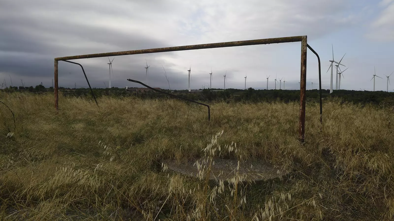 Camp de futbol abandonat a la localitat lleidatana d'Almatret.