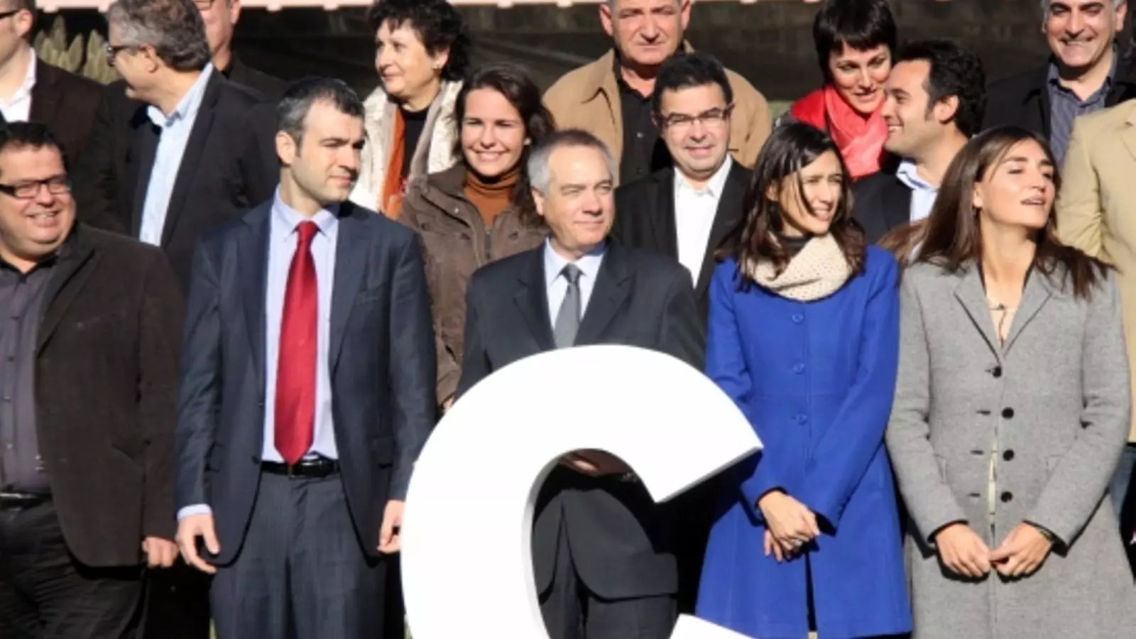 La fotografia oficial de la candidatura per Barcelona del PSC per a les properes eleccions al Parlament al Pont del Potosí de Santa Coloma de Gramenet