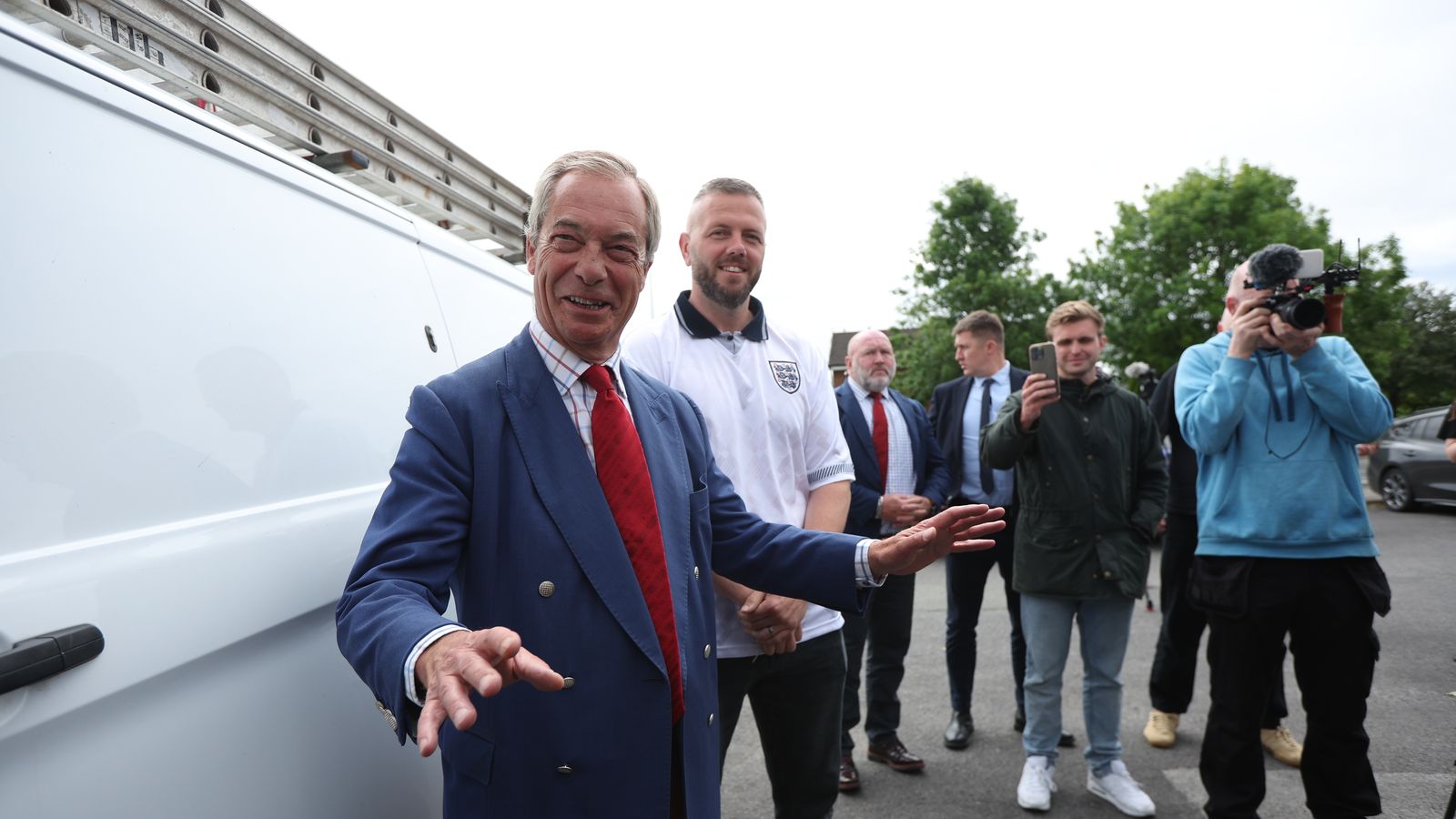 El líder de Reform UK, Nigel Farage, acompaña al candidato del partido, Rob Kenyon, en un colegio electoral en Wigan (Reino Unido) durante unas elecciones parciales en junio de 2026.