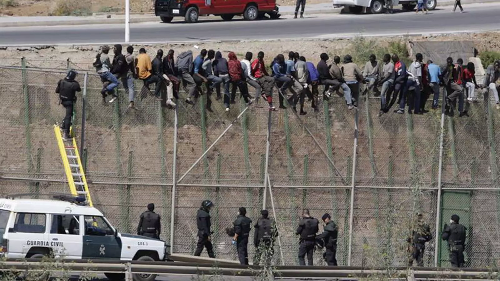 Centenars d'immigrants subsaharians que van intentar entrar a Melilla el passat dimecres