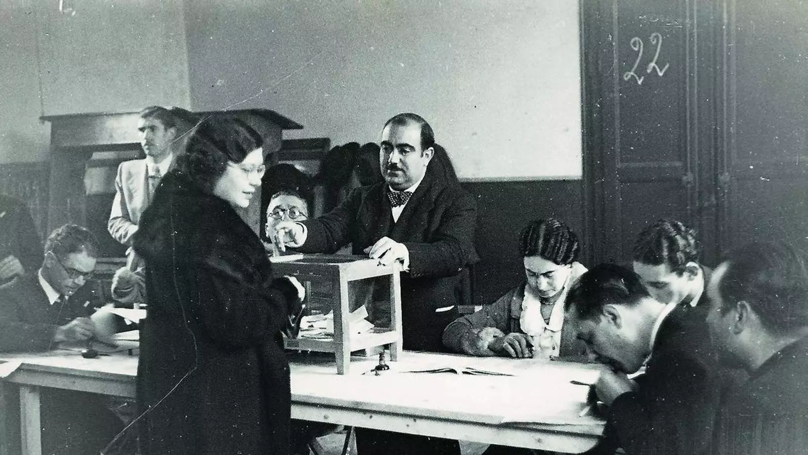 01. Macià perseguit per dones que reivindiquen el dret a votar en una il·lustració de la revista D.I.C02. Eleccions del 16 de febrer del 1936 a Catalunya. 03. Sufra-gistes a Montevideo el 1933.