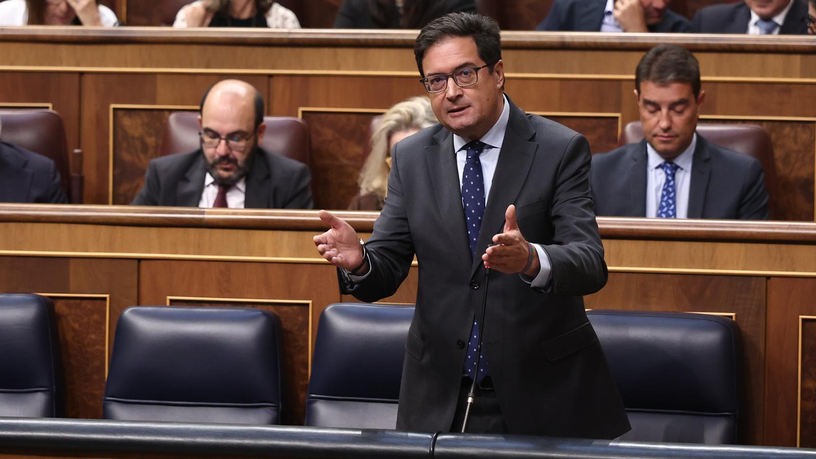 Der Minister, Óscar López