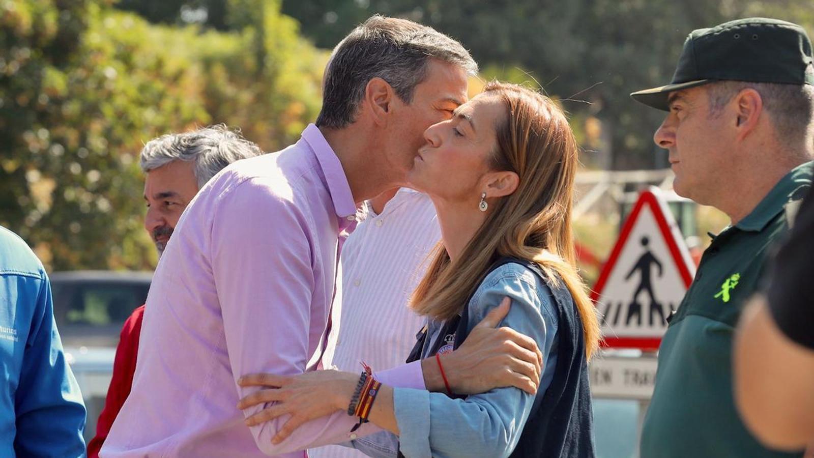 Pedro Sánchez greets Virginia Barcones, the Director General of Civil Protection, this Friday in Asturias.