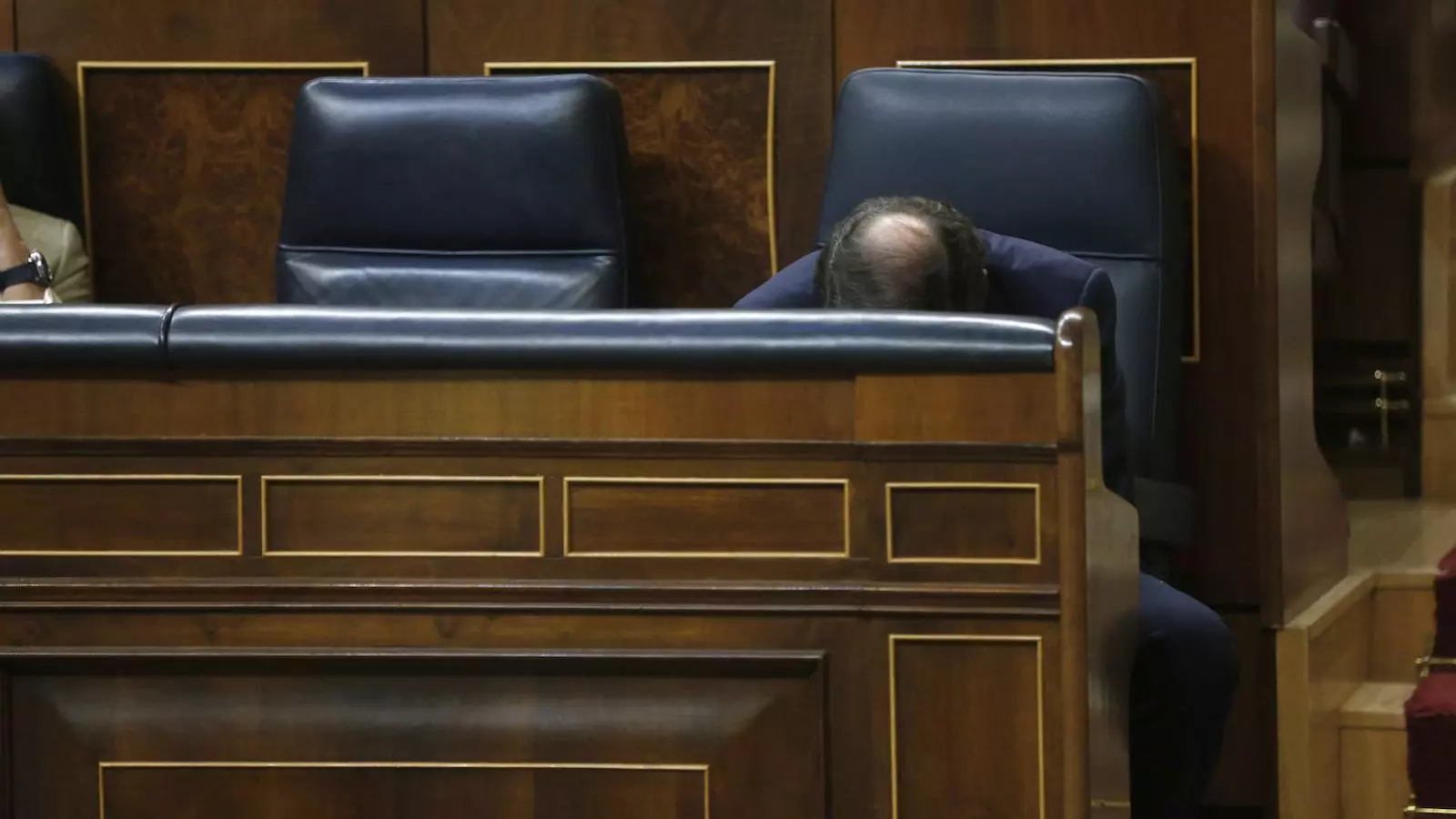 Mariano Rajoy recollint uns papers al seu escó, durant la sessió de la tarda del debat d'investidura al Congrés