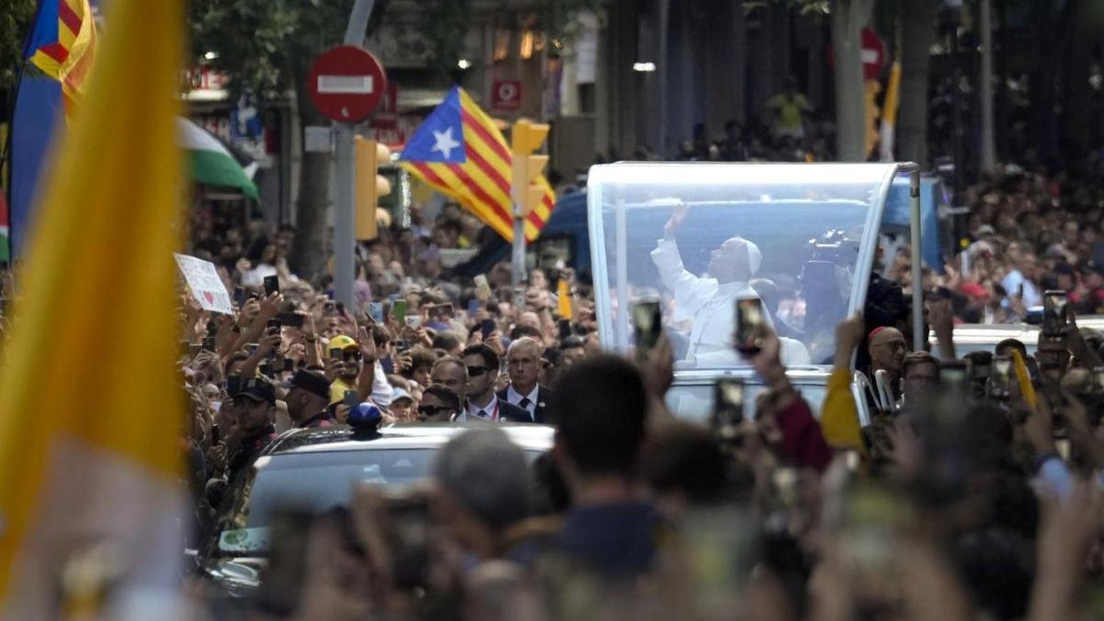 Pope Leo XIV on his route towards Sagrada Familia, during which estelades, among other flags, could be seen.
