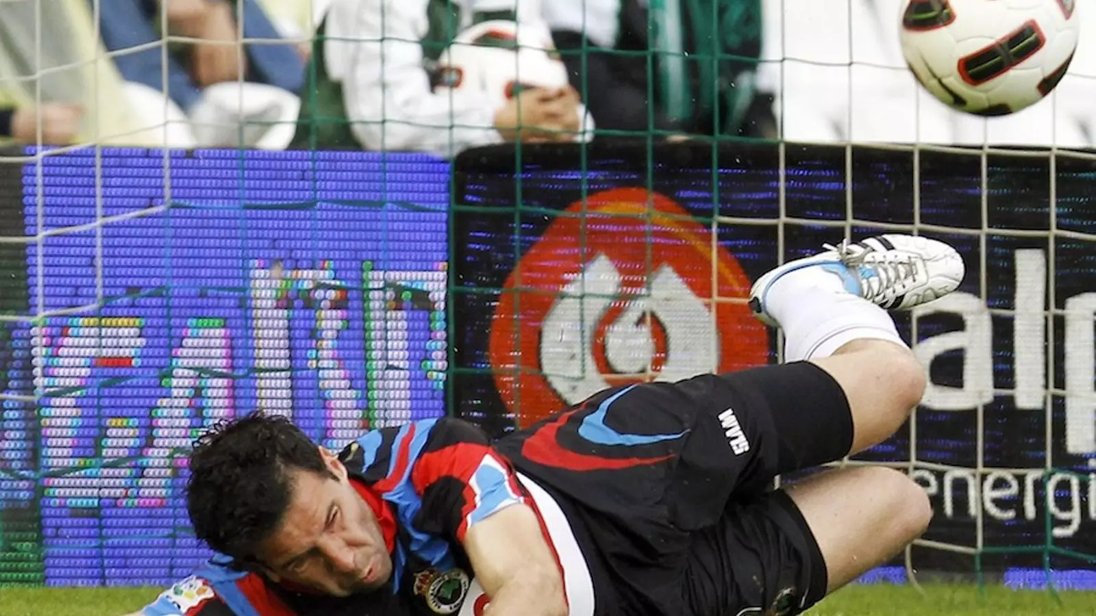 El porter del Racing Toño atura el penal llançat pel Mallorca