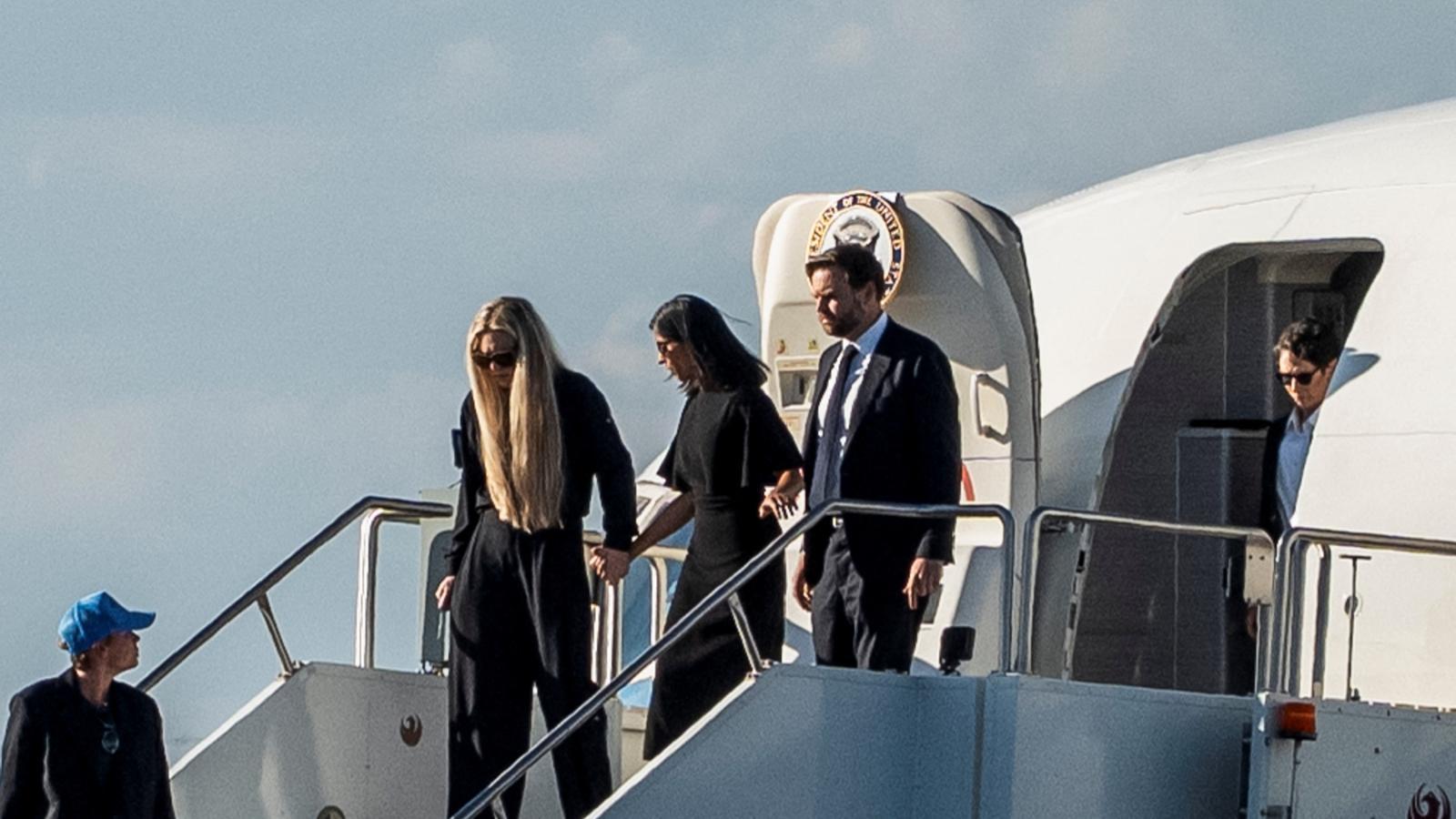 Erika Kirk con el vicepresidente de Estados Unidos y su esposa.