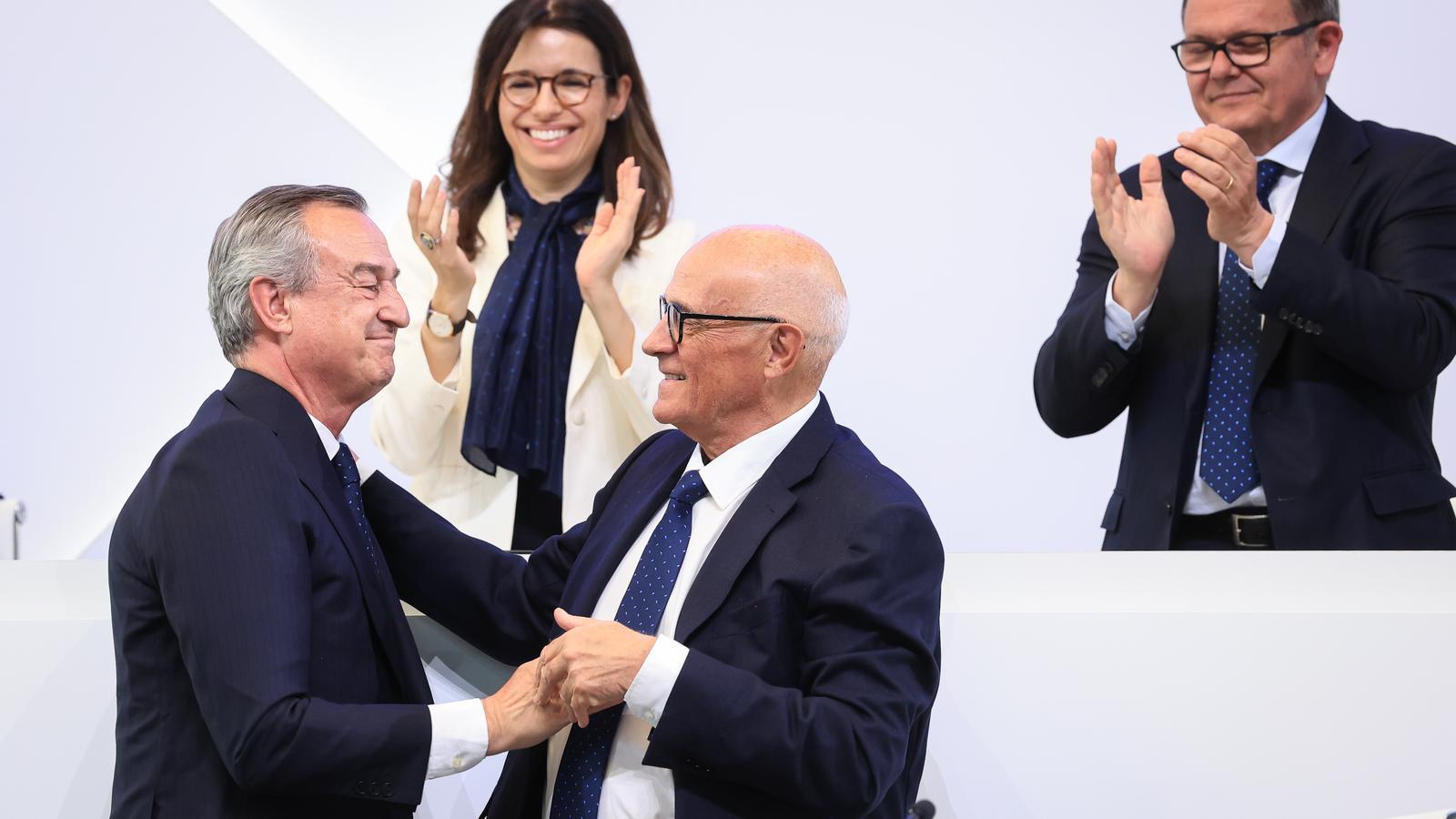 Oliu greets González-Bueno at the board meeting