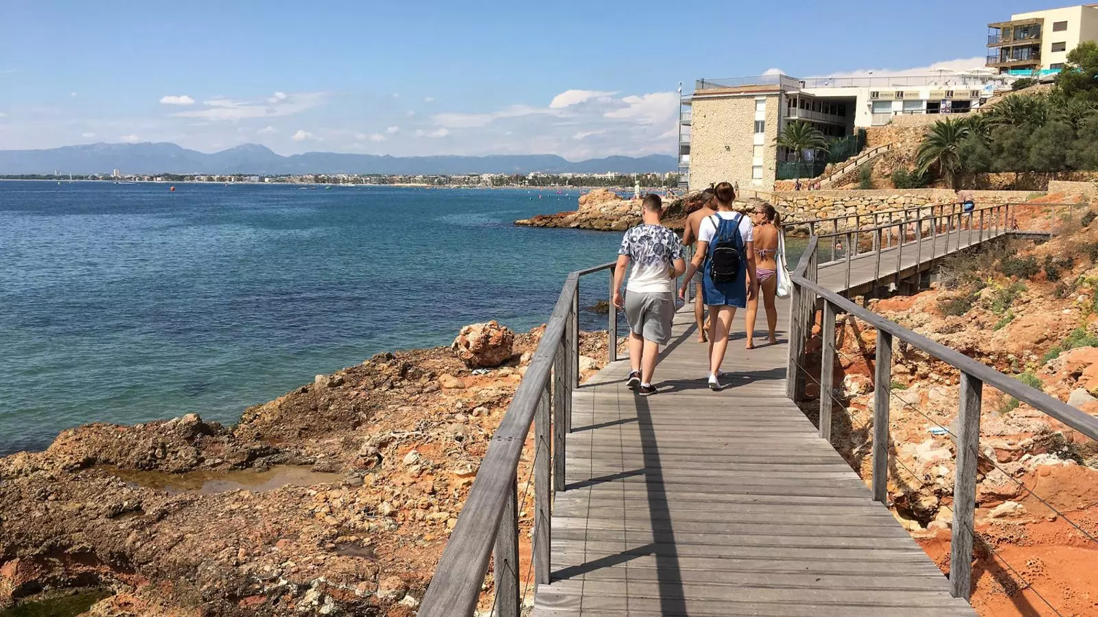 A la foto superior, la zona dels Pilons, amb la platja de Llevant al fons, que és l’inici de la ruta. A la del mig, els murs del Llatzeret amb la platja dels Capellans darrere. A baix, els primers dos quilòmetres del camí, recuperats per fer-los més accessibles a tots els públics.