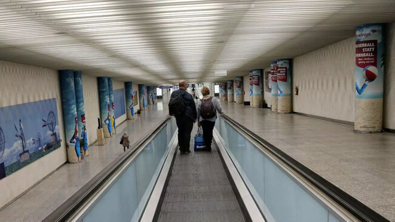 Dos turistes a l'aeroport de Palma.