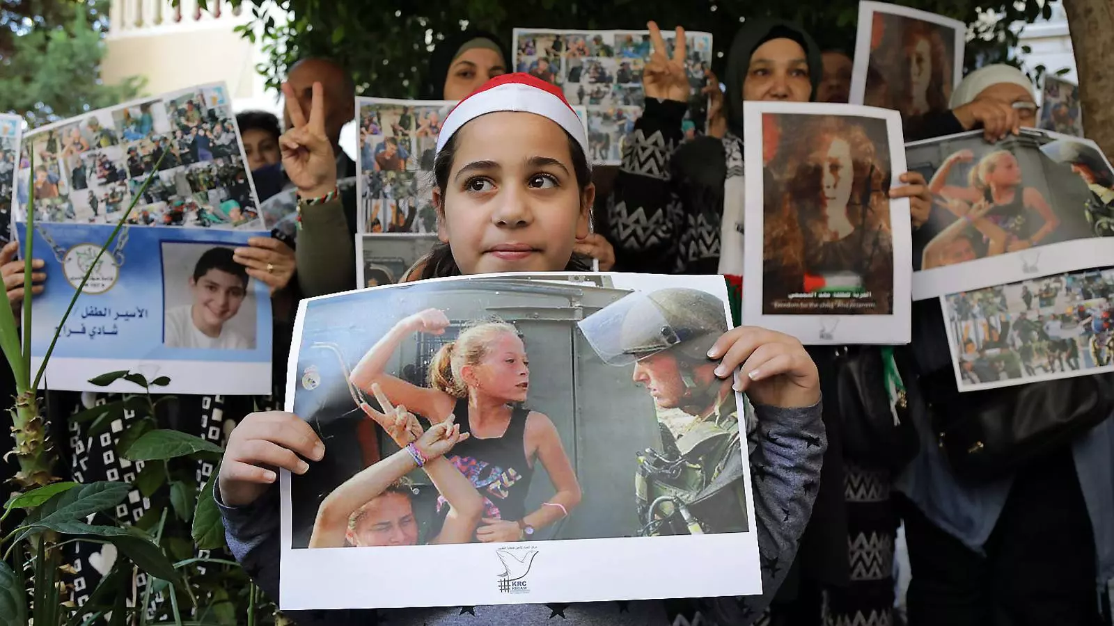 Una nena ensenyant una foto del 2012 d’Ahed Tamimi. Un de cada sis detinguts per les protestes per Jerusalem són menors.