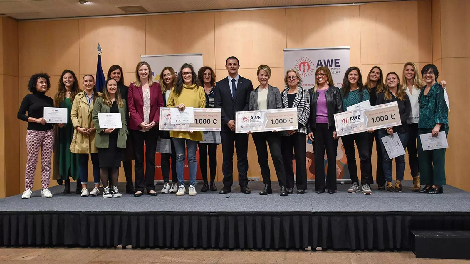 Les guanyadores del programa AWE, juntament amb la resta de participants.