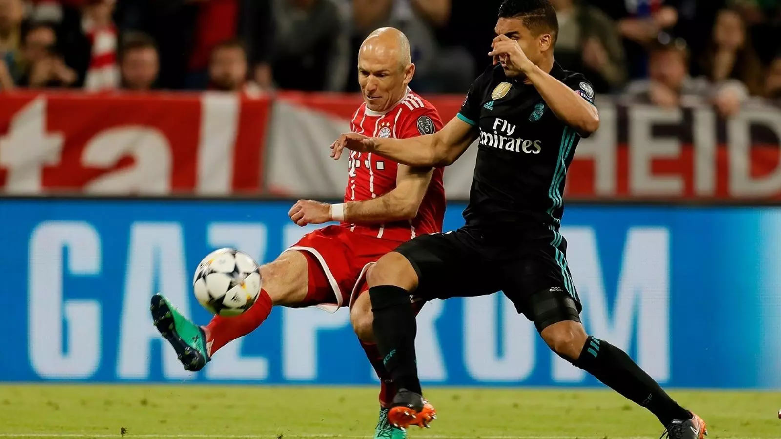 Robben i Casemiro, disputant una pilota durant el Bayern Munic - Reial Madrid
