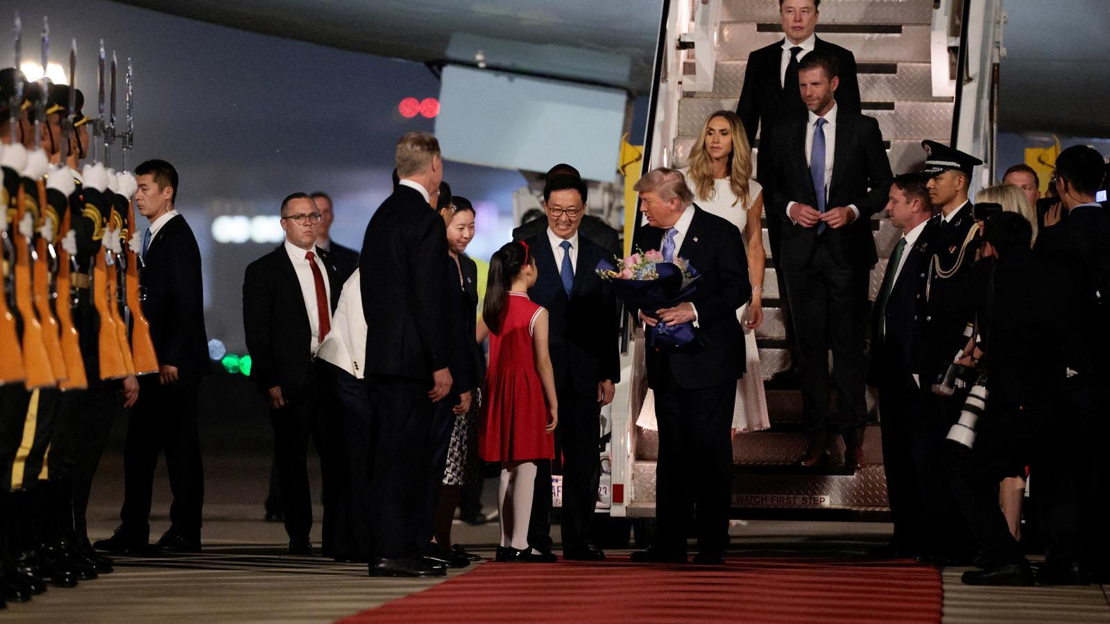 Elon Musk is the last to get off Air Force One, while Trump receives a bouquet of flowers from a little girl, in Beijing.