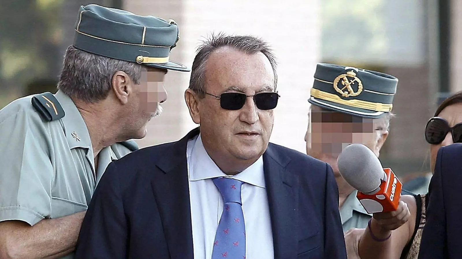 Carlos Fabra Carreras és fill i nét dels també expresidents de la Diputació de Castelló Carlos Fabra Andrés i Luis Fabra Sanz, respectivament.