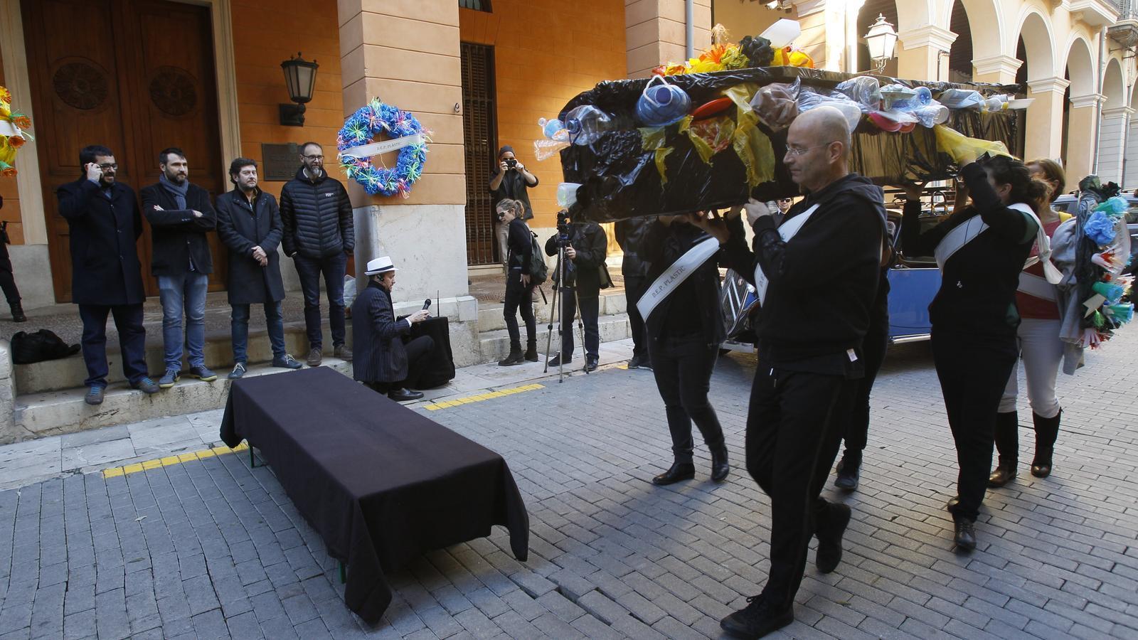 Arribada del taüt dels plàstics d'un sol ús al Parlament.