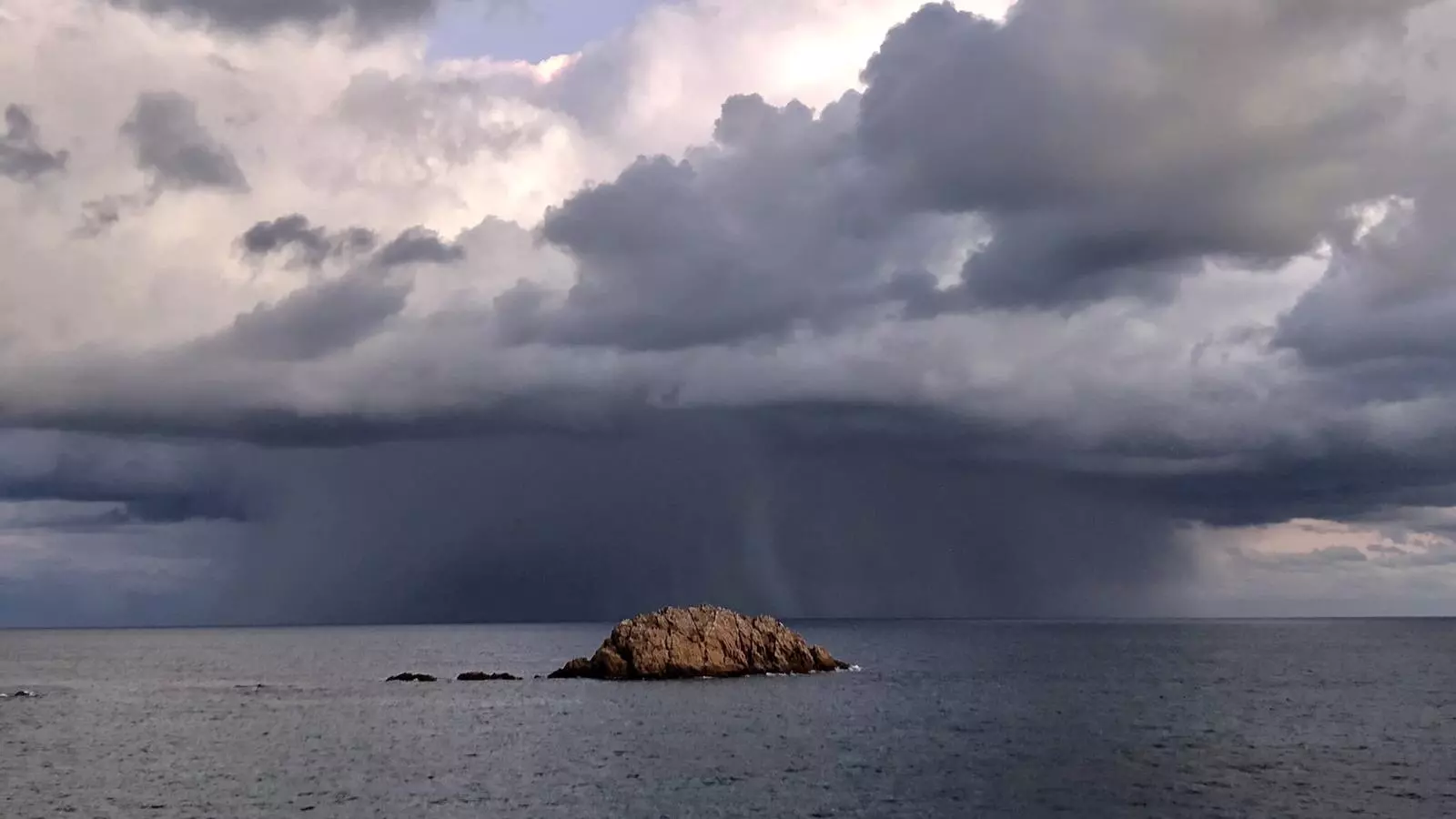 Les nuvolades d'ahir a la tarda descarregaven ruixats acompanyats de calamarsa i neu granulada sobre el mar, davant de Tossa de Mar