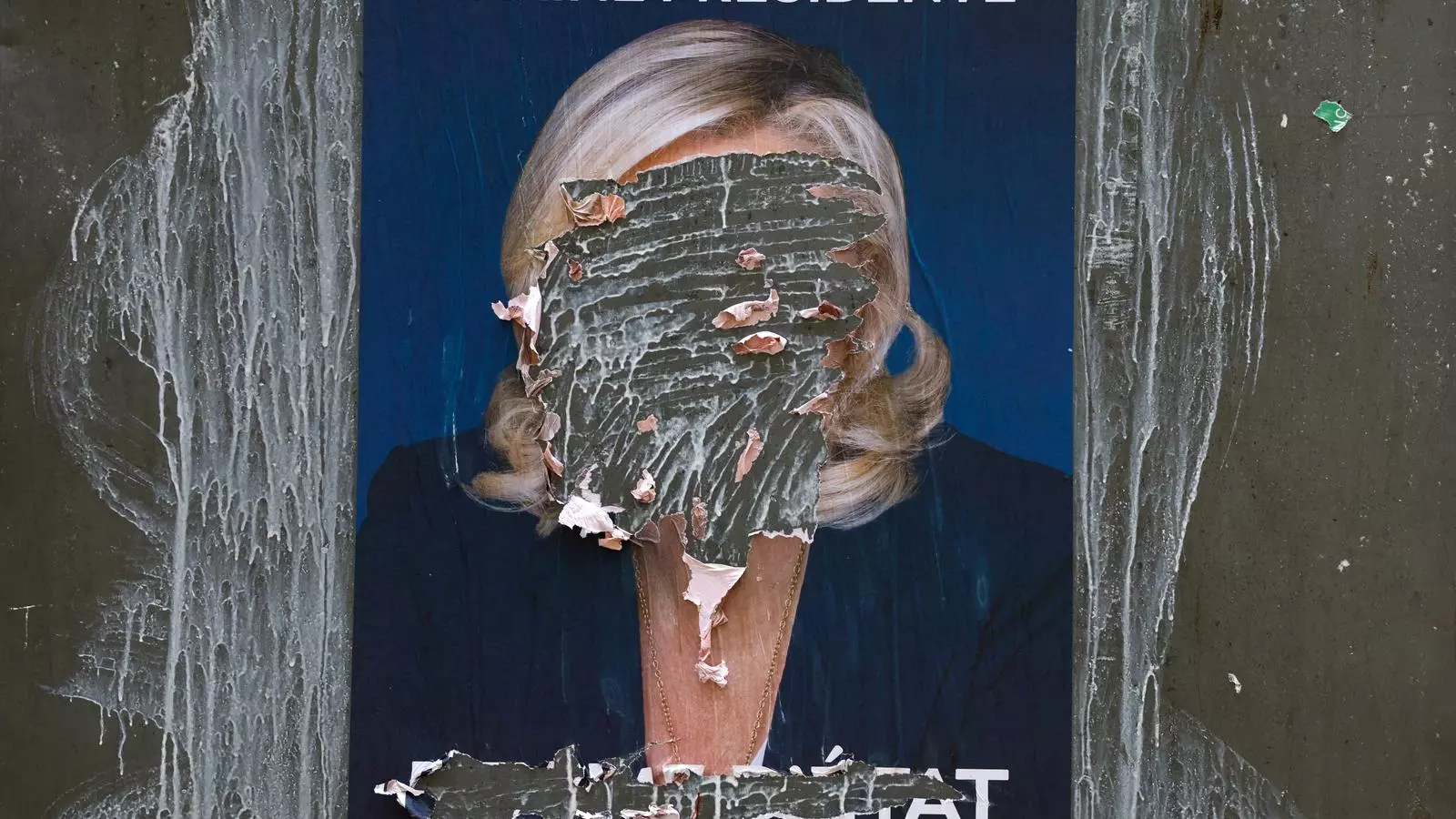 Un cartell electoral de Marine Le Pen destrossat.