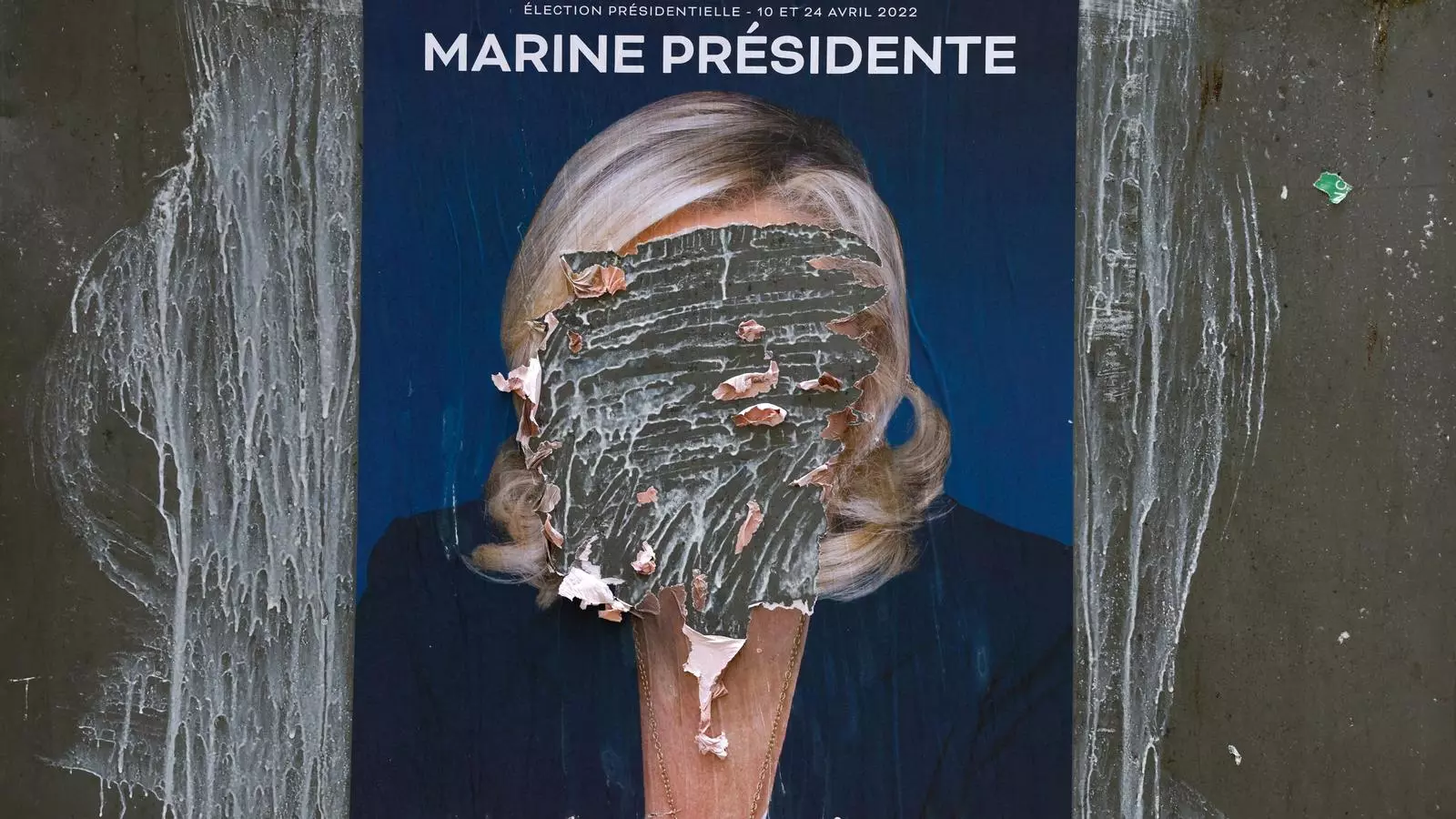 Un cartell electoral de Marine Le Pen destrossat.