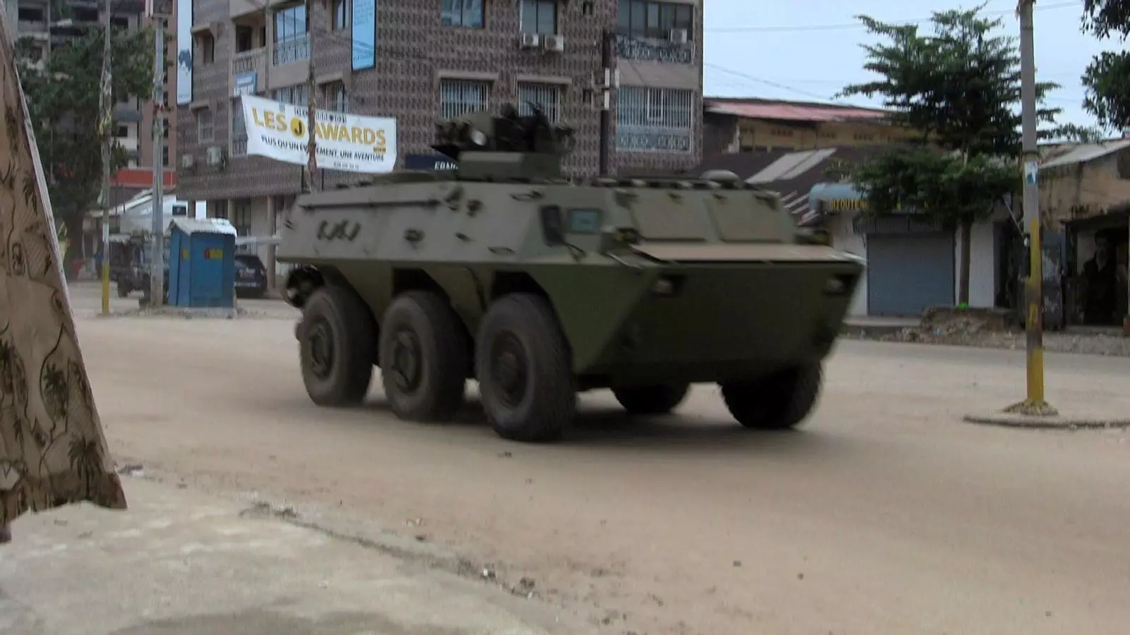 Un tanque recorre las calles de Conakry este domingo.