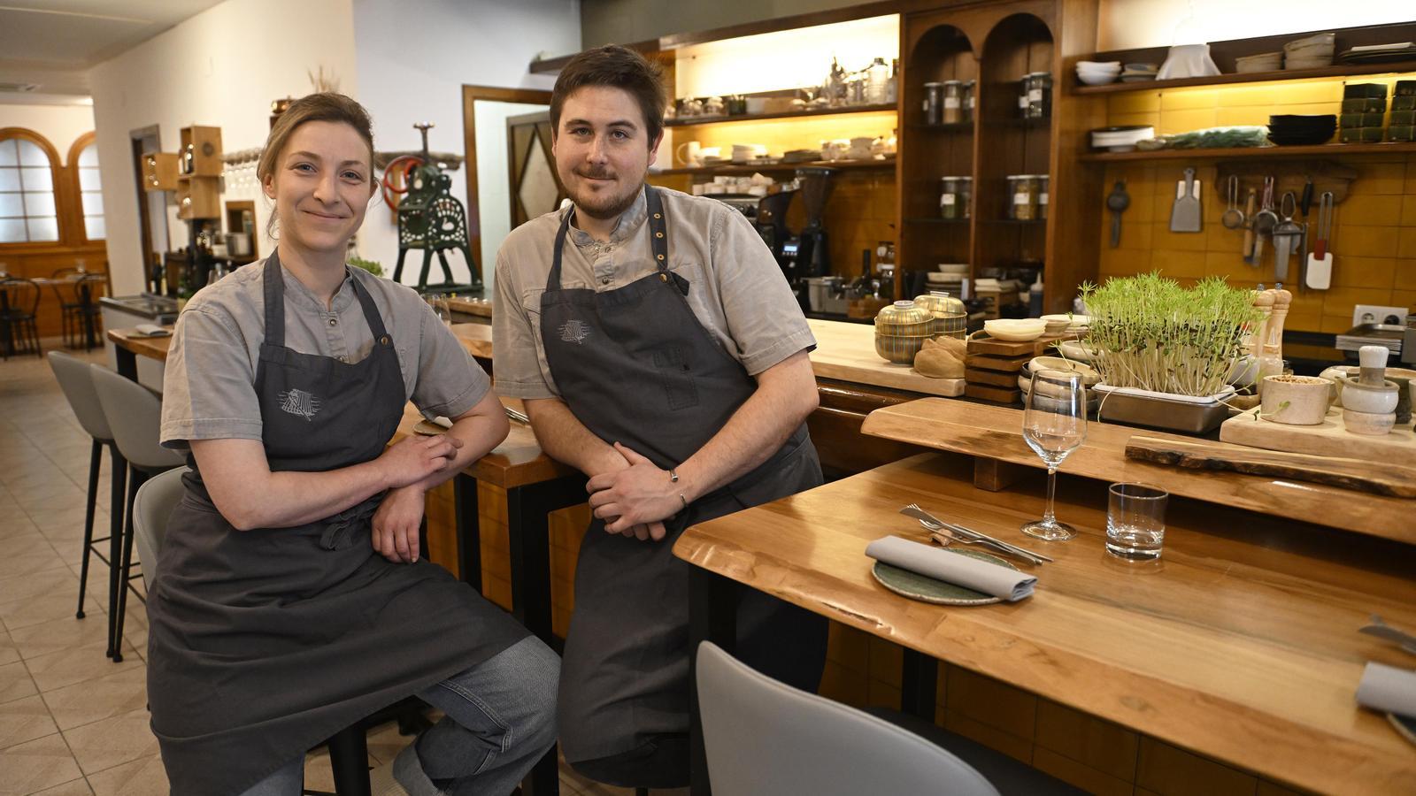 Clàudia Gozzi y Jaime Bes, los cocineros del restaurante El Raier de La Pobla de Segur