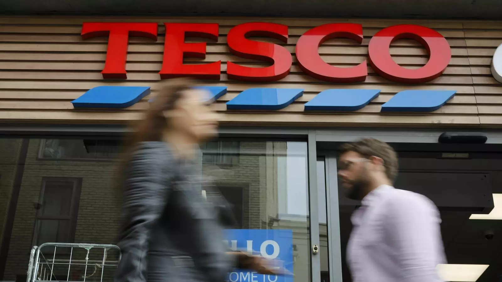 El supermercat britànic Tesco suspèn la compra de targetes de Nadal a la Xina en trobar el missatge d'un presoner.