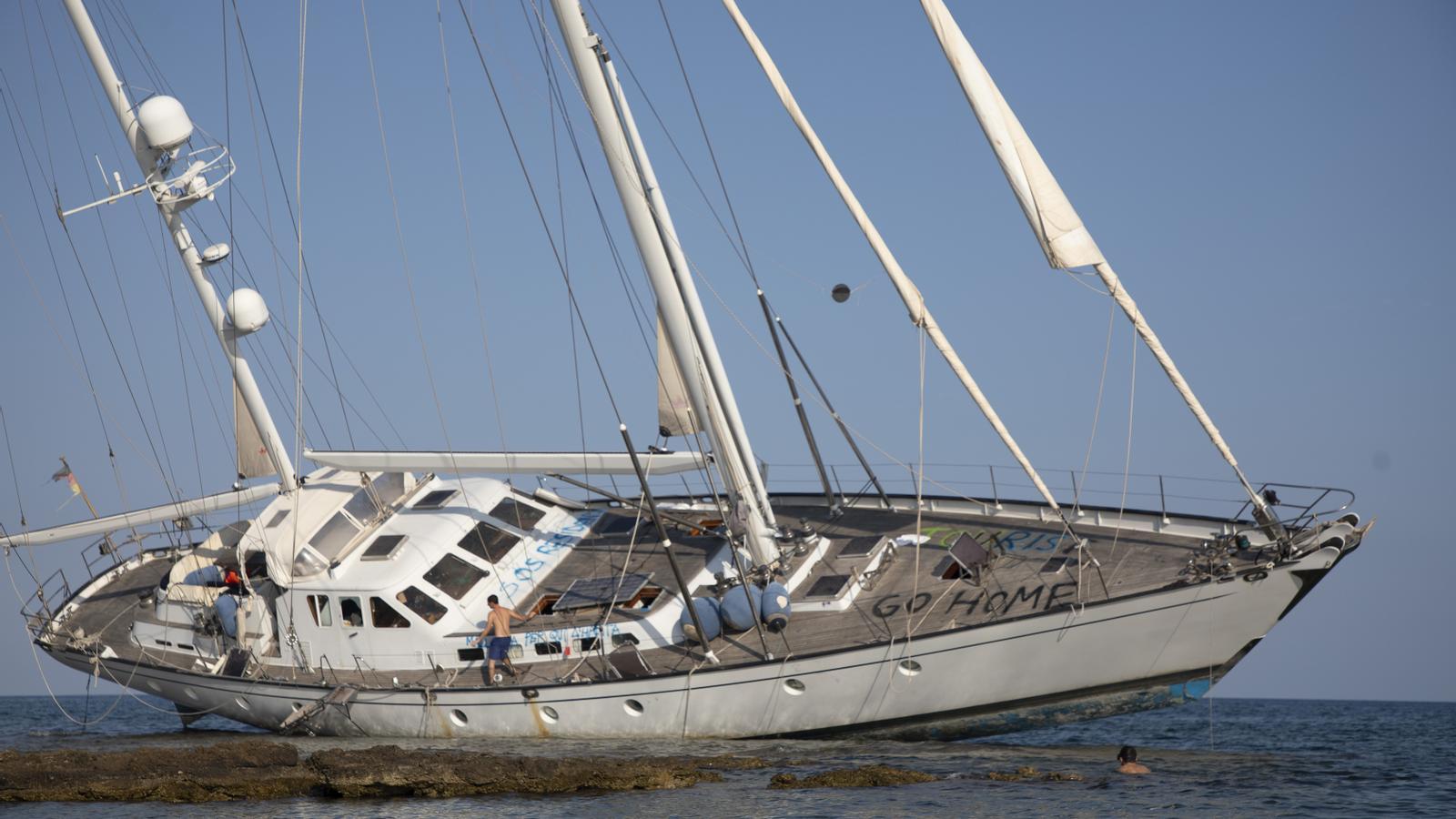 Un veler encallat davant de la costa de Son Servera, a Mallorca, ha aparegut pintat amb missatges antiturisme