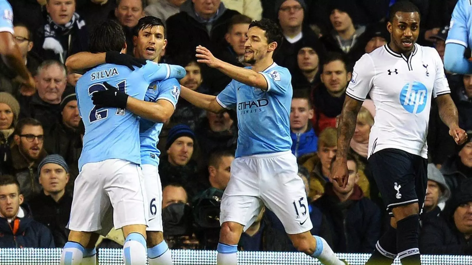 Agüero celebra el gol contra el Tottenham abans de lesionar-se / ANDY RAIN / EFE