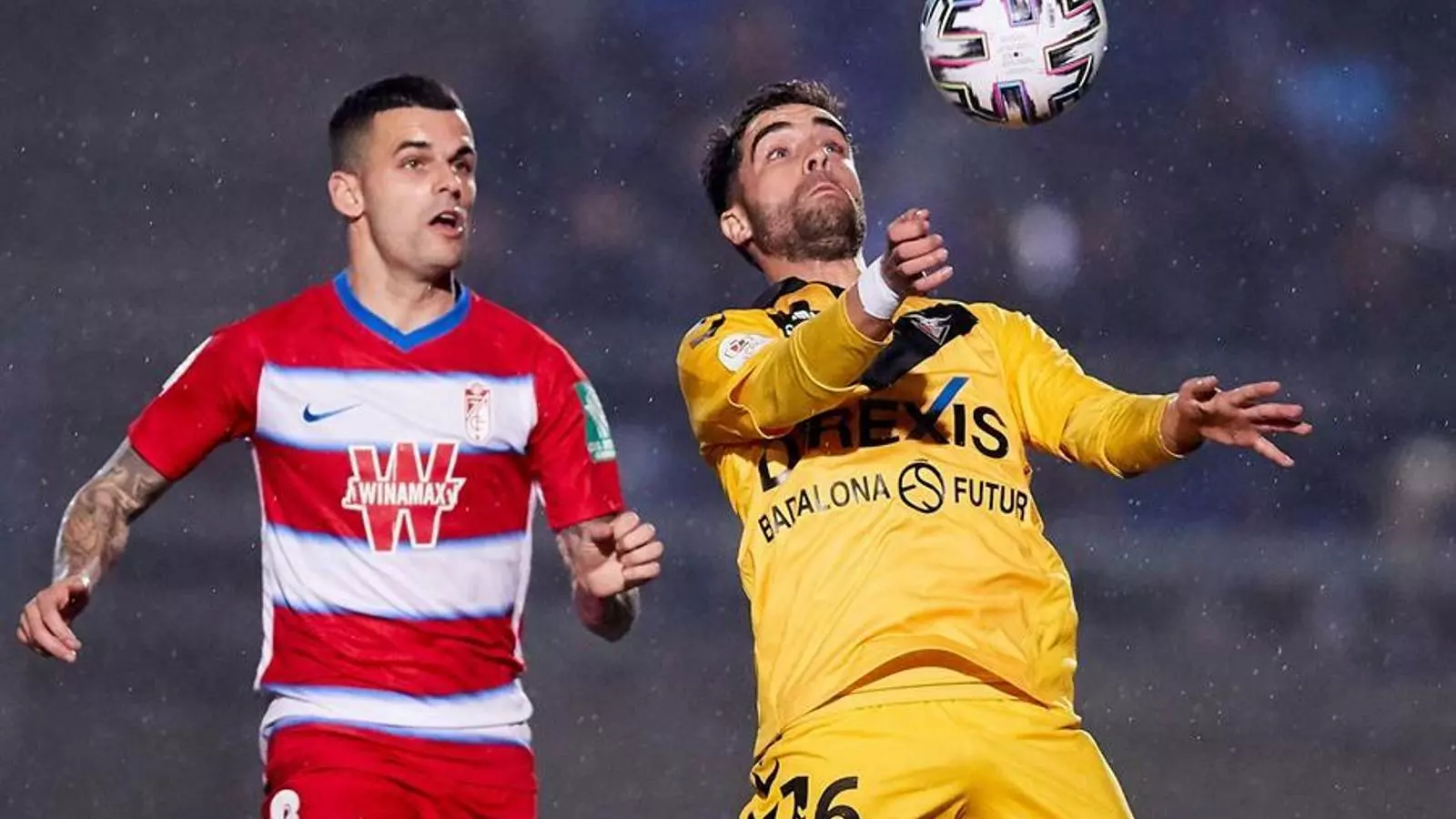 Una acció del Badalona Granada de la Copa del Rei de futbol