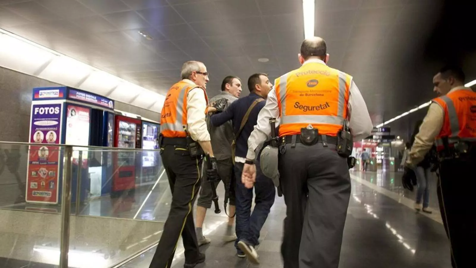 Vigilants de seguretat perseguint carteristes al metro