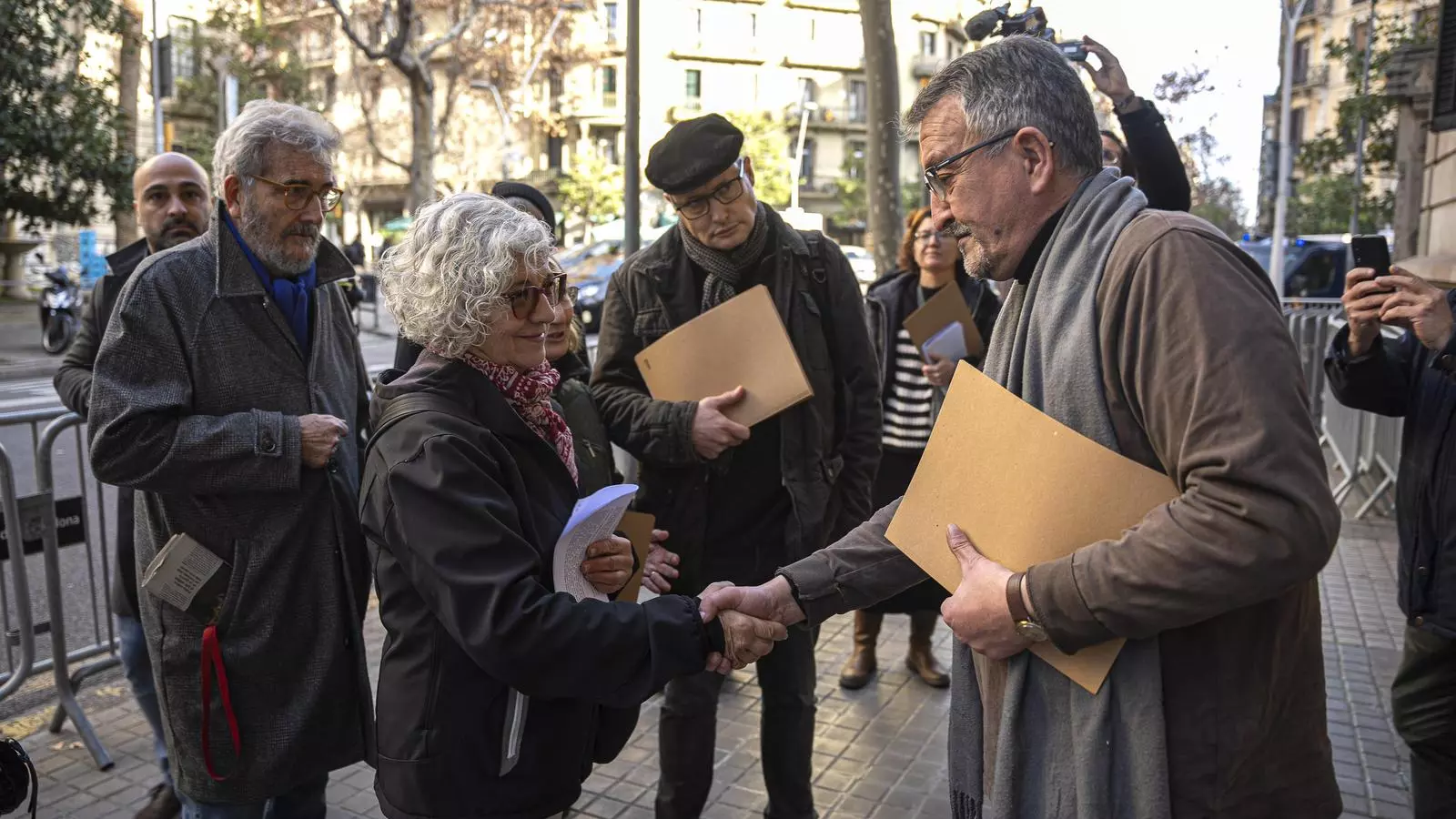 Les entitats entregant la documentació a un treballador de la Delegació del Govern