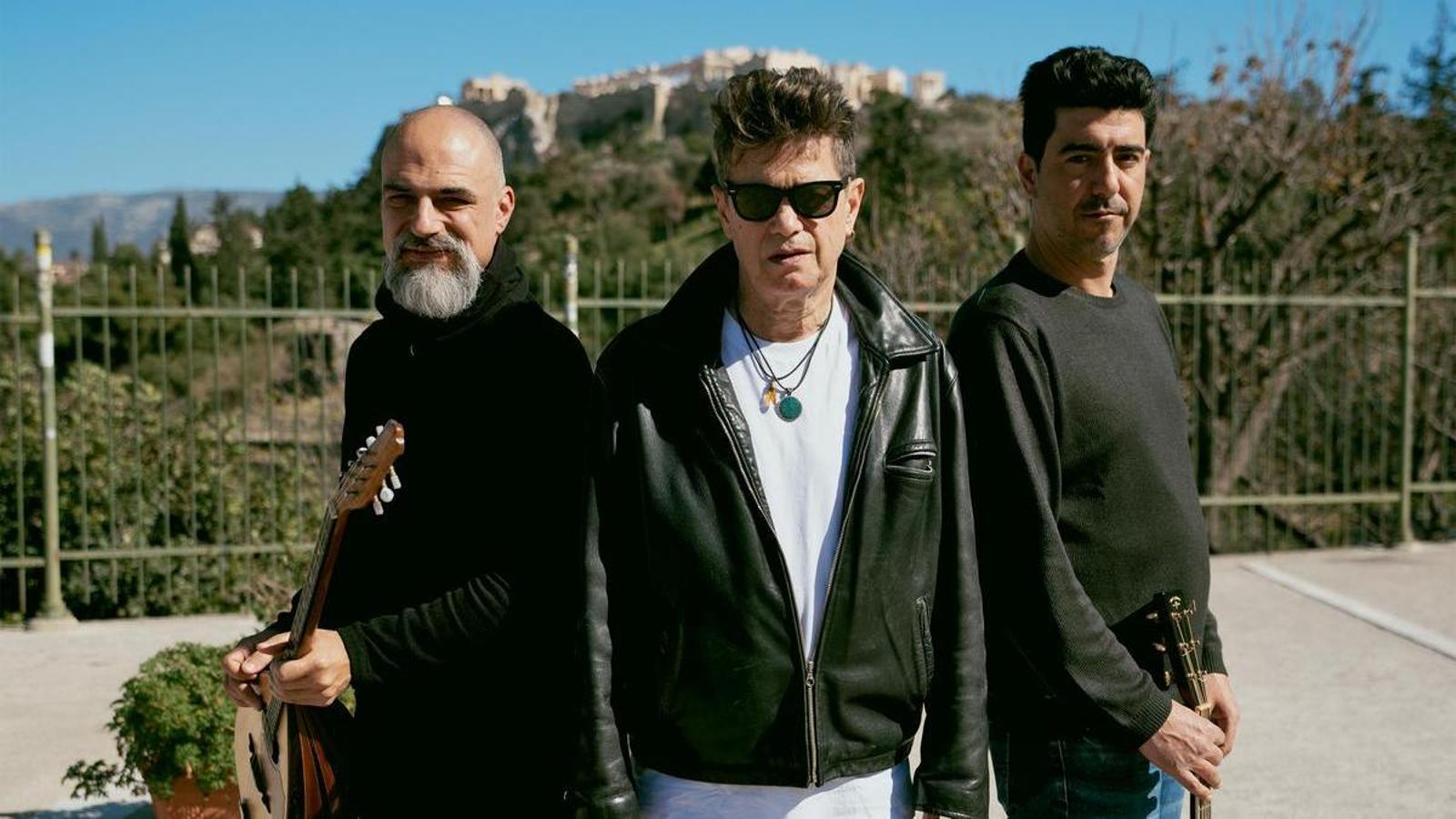Santiago Auserón between Vaggelis Tzeretas and Theodoros Karellas.