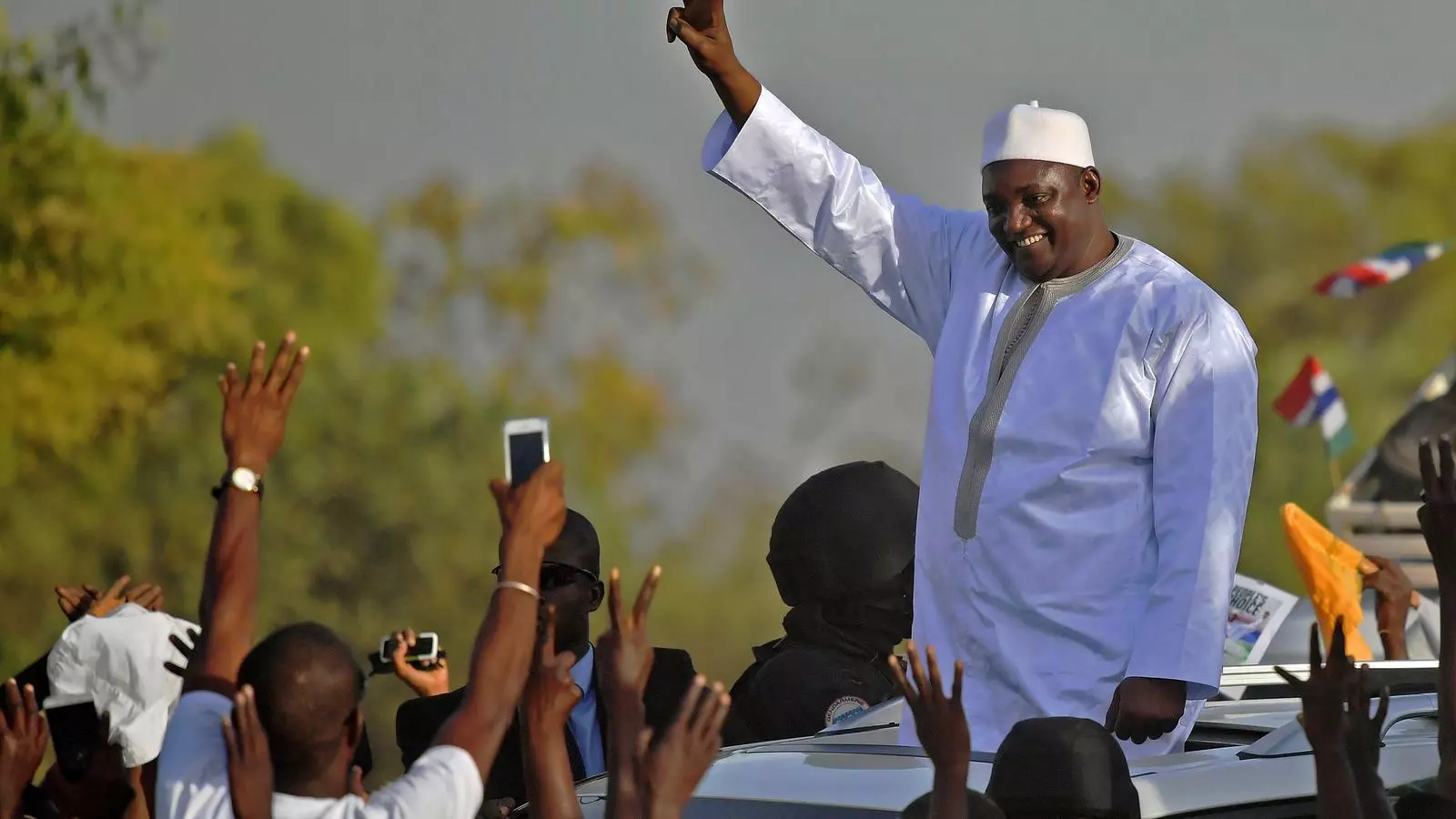 Adama Barrow saluda els ciutadans que el van anar a rebre a l'aeroport de Banjul dijous.
