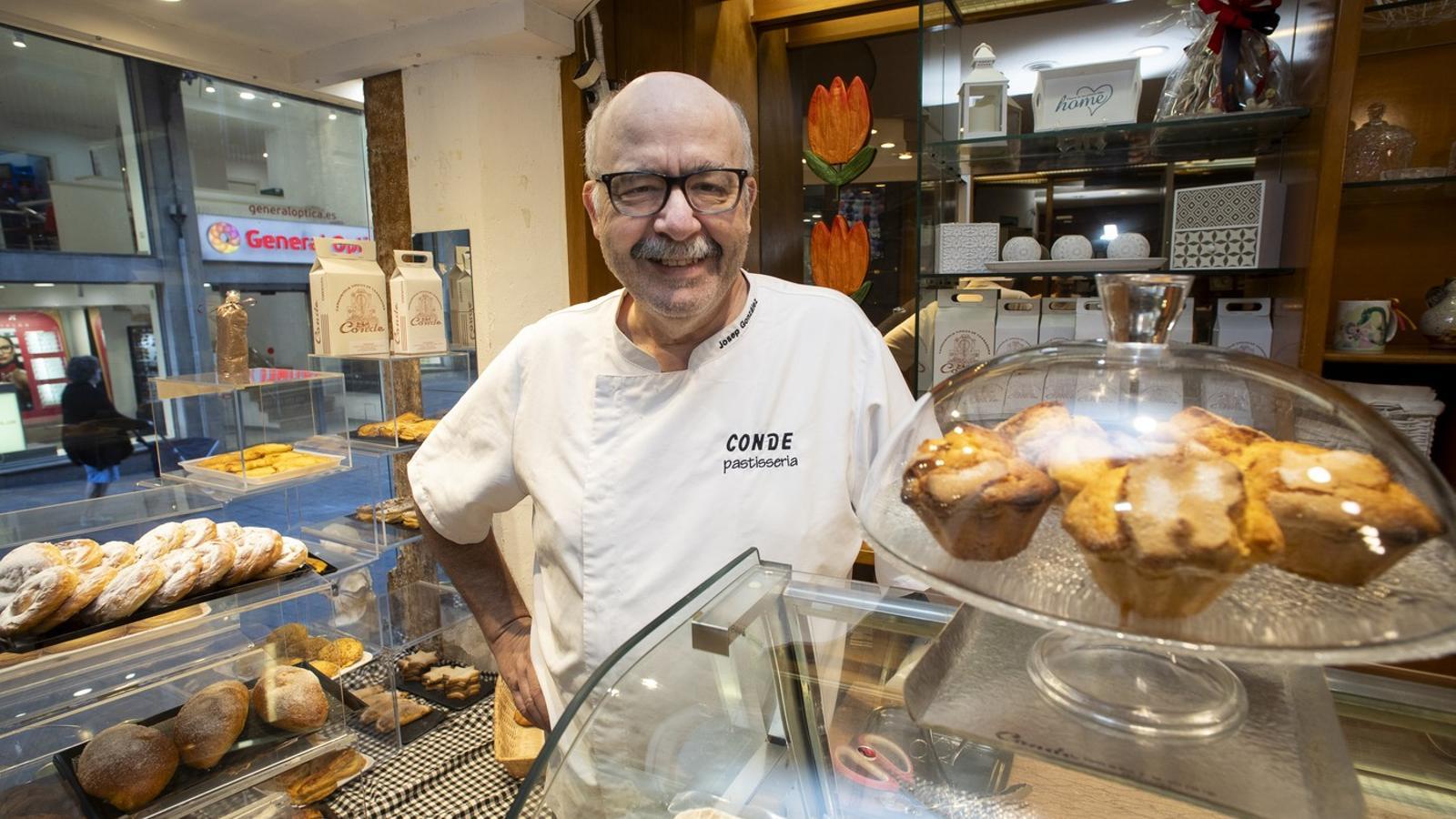 Josep Gonzàlez detrás del mostrador de la Pastelería Conde.