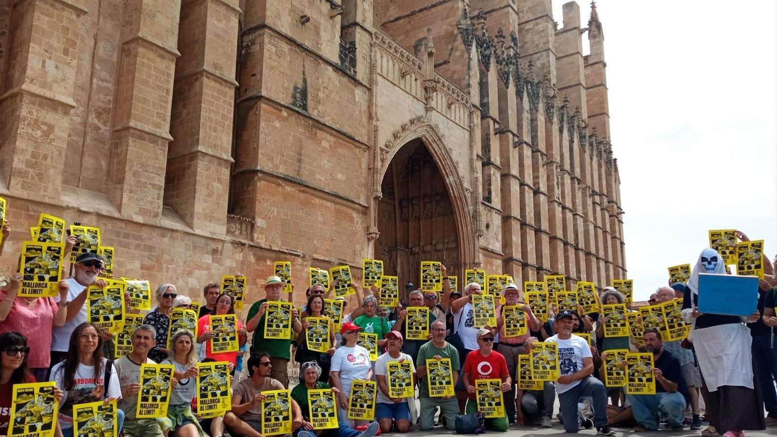 Representantes de la plataforma Menys Turisme, Més Vida aquest diumenge