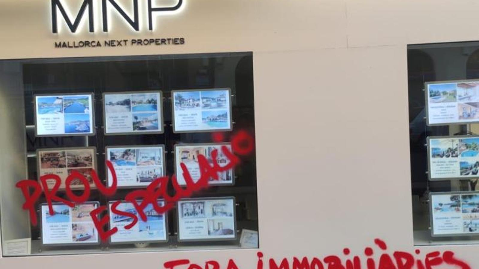 Pintada a una immobiliària de Palma
