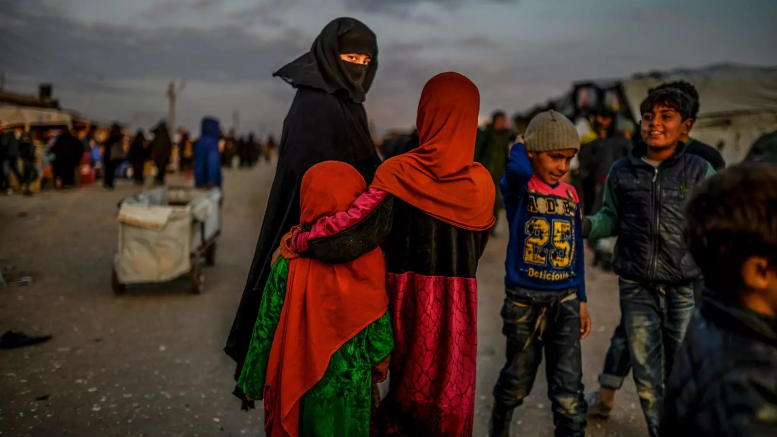 Una dona mira a càmera en el campament d'al-Hol, prop de la ciutat Hassakeh, al nord-est de Síria