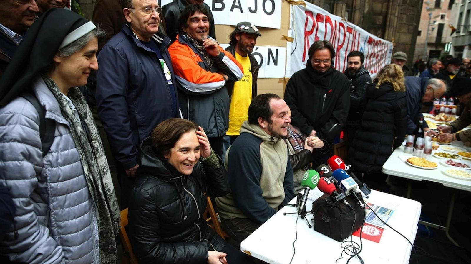 Teresa Forcades, Ada Colau i David Fernández han donat suport als aturats tancats a l'Església del Pi de Barcelona / TONI ALBIR / EFE