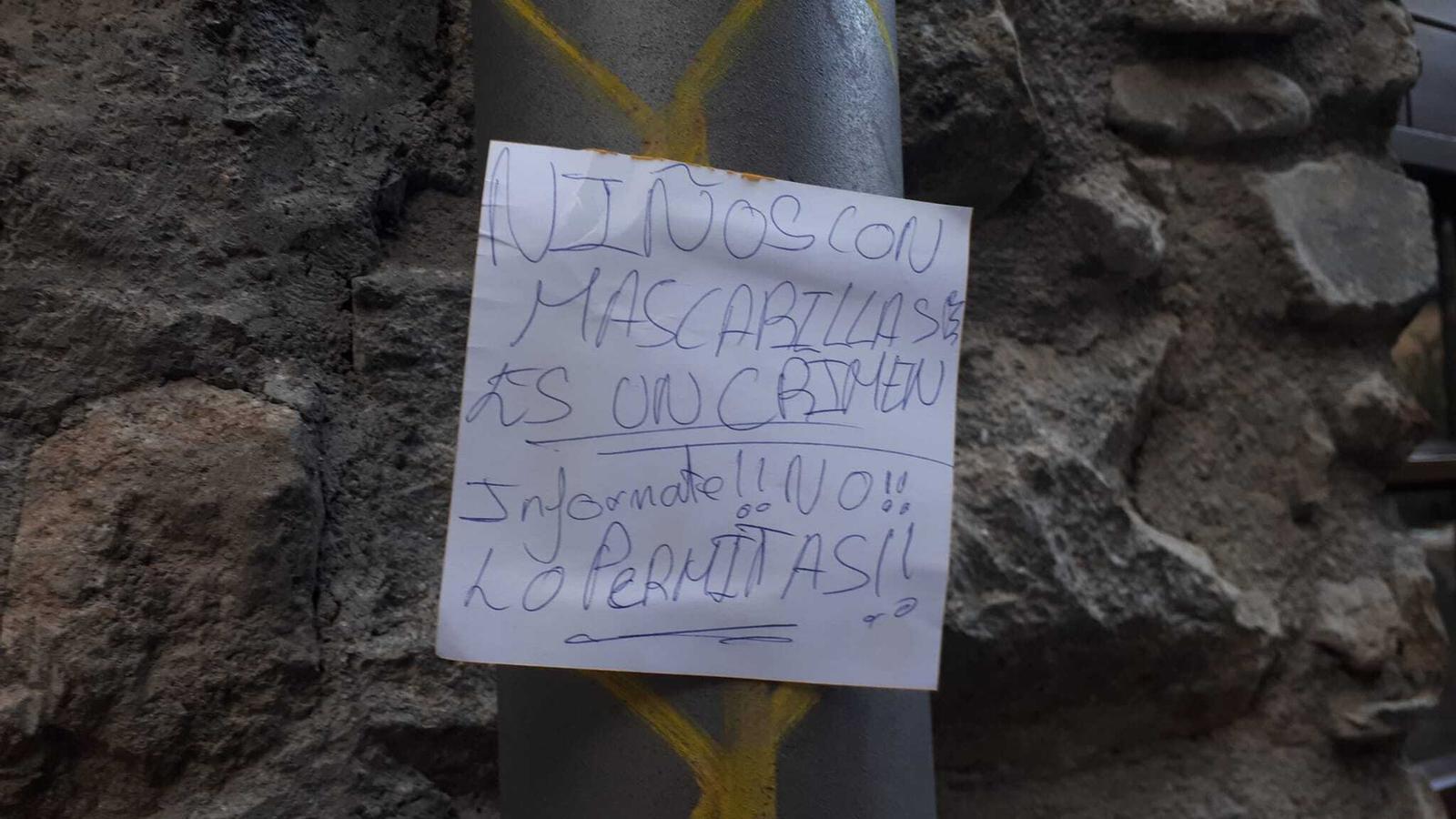 Gent anònima penja cartells negacionistes a Andorra la Vella. / ARA