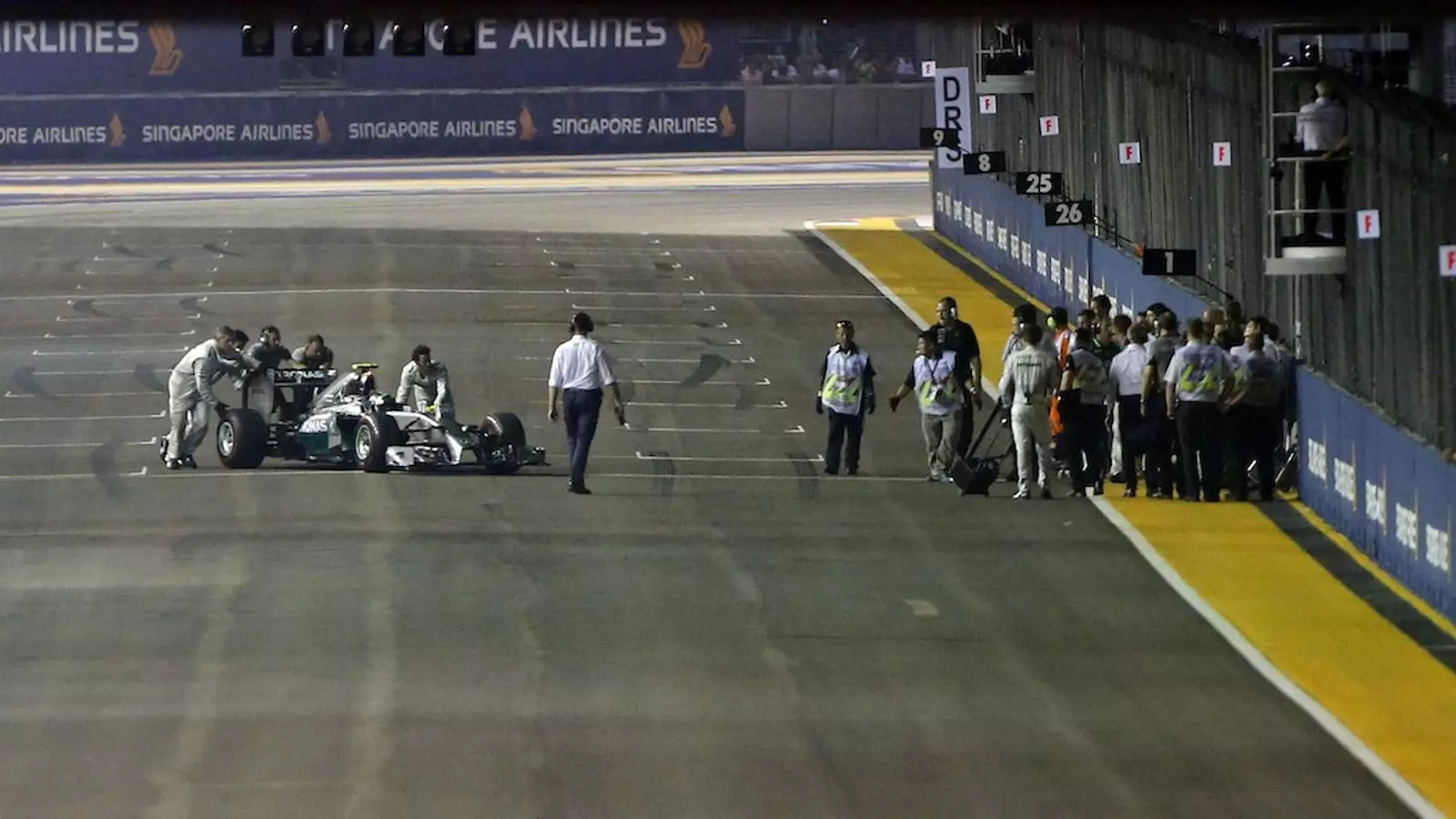 Nico Rosberg s'ha retirat amb problemes electrònics al GP de Singapur / PABLO SÁNCHEZ / REUTERS
