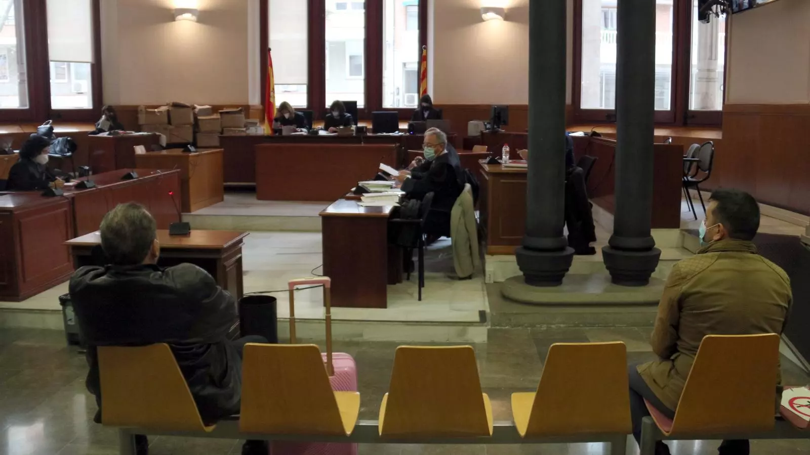Dos dels acusats, d'esquenes durant el judici a l'Audiència de Barcelona
