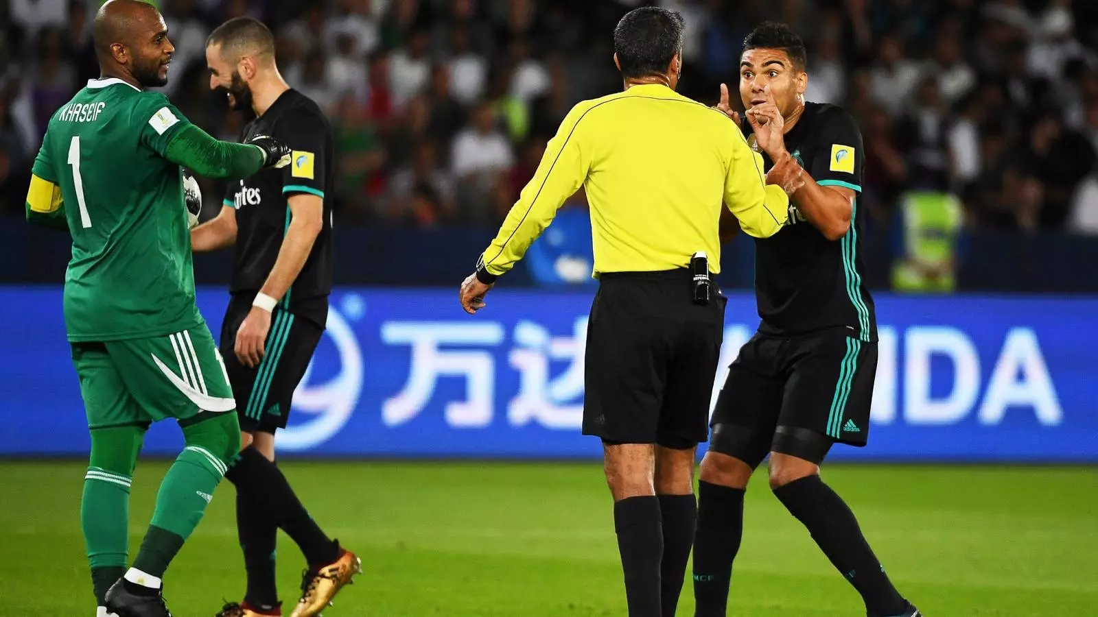 Casemiro, discutint amb l'àrbitre després del gol anulat