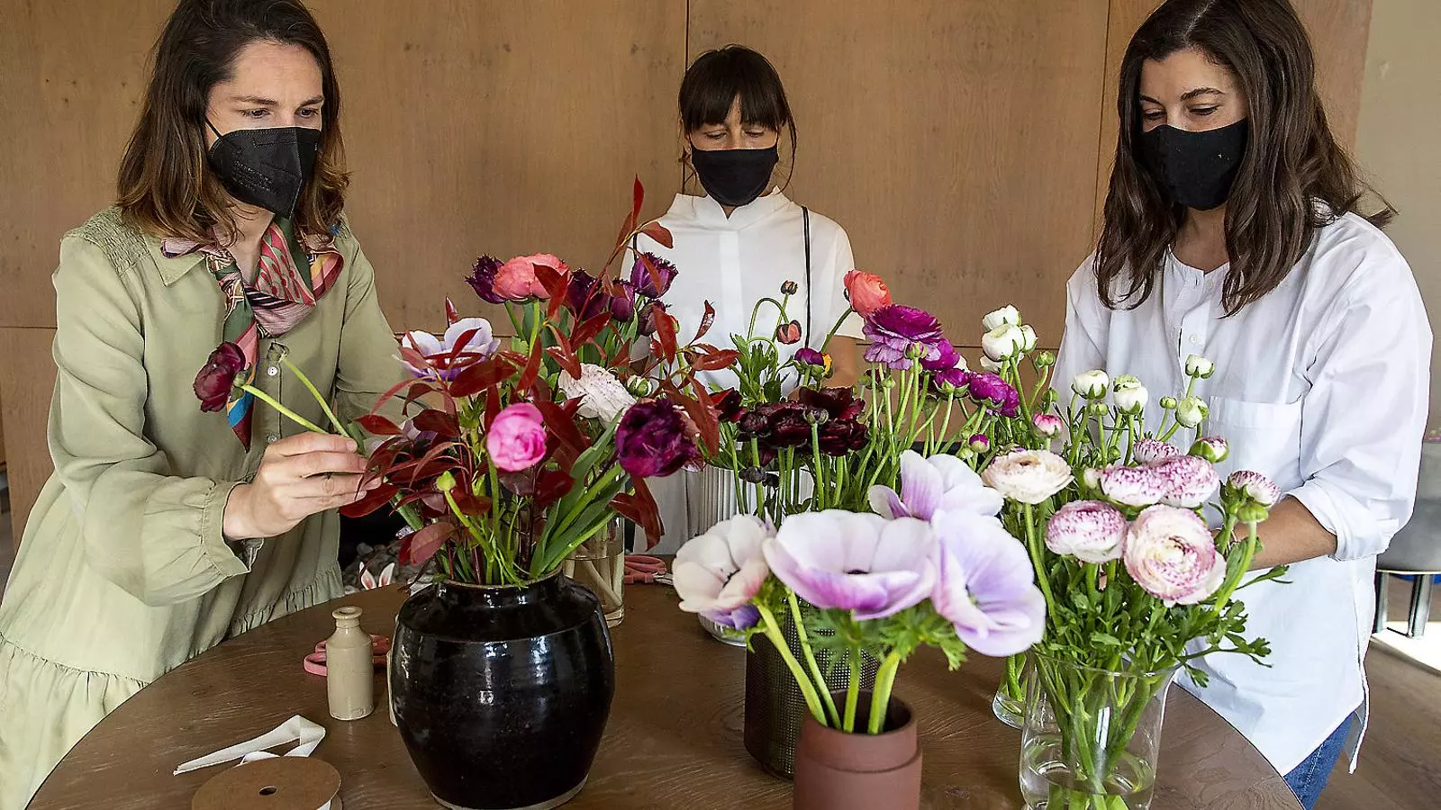 L’estil de les noves floristes s’allunya de les cotilles de la perfecció, i els seus rams tenen un caràcter més silvestre o fins i tot salvatge. Els encàrrecs es fan a través d’internet i les mateixes floristes distribueixen els rams.