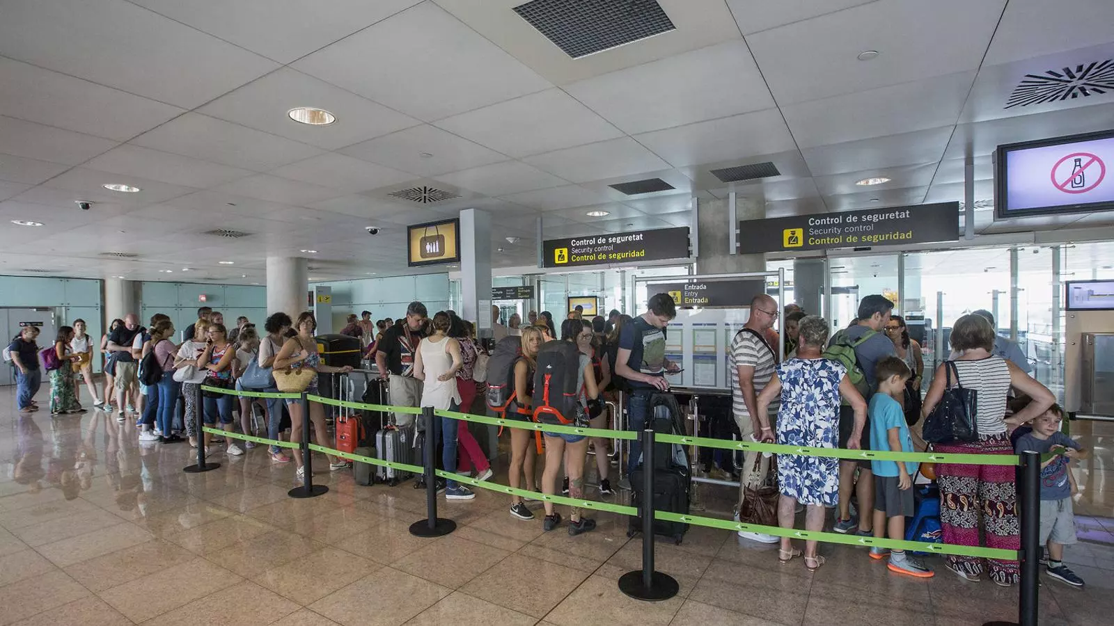 Un dels controls de seguretat de l’aeroport del Prat, on s’ha detectat l’arribada de menors asiàtics en vols intercontinentals que fan escala a Barcelona.