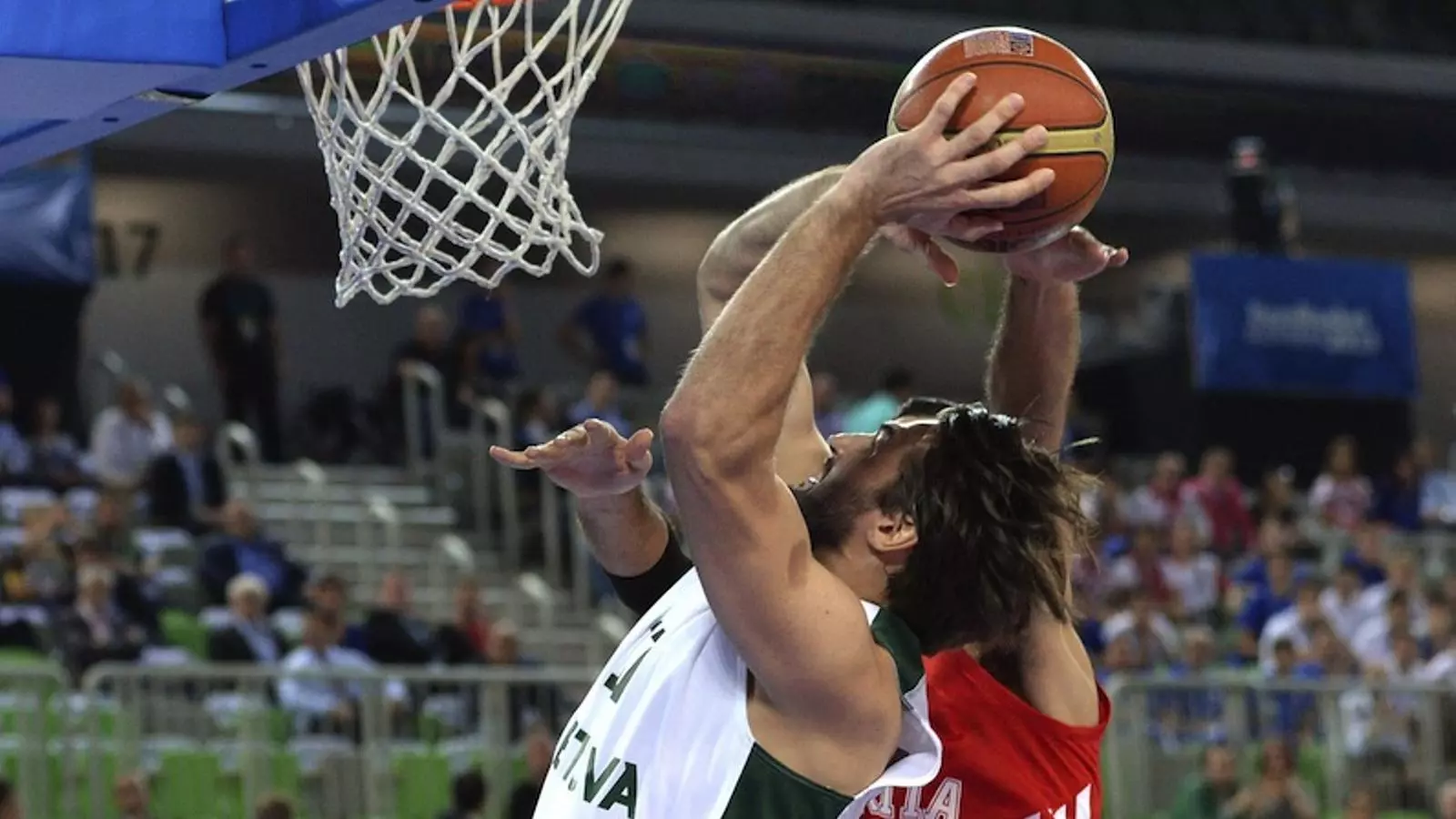 Kleiza, de Lituània, intenta la cistella davant el croat Simon / GEORGI LICOVSKI / EFE