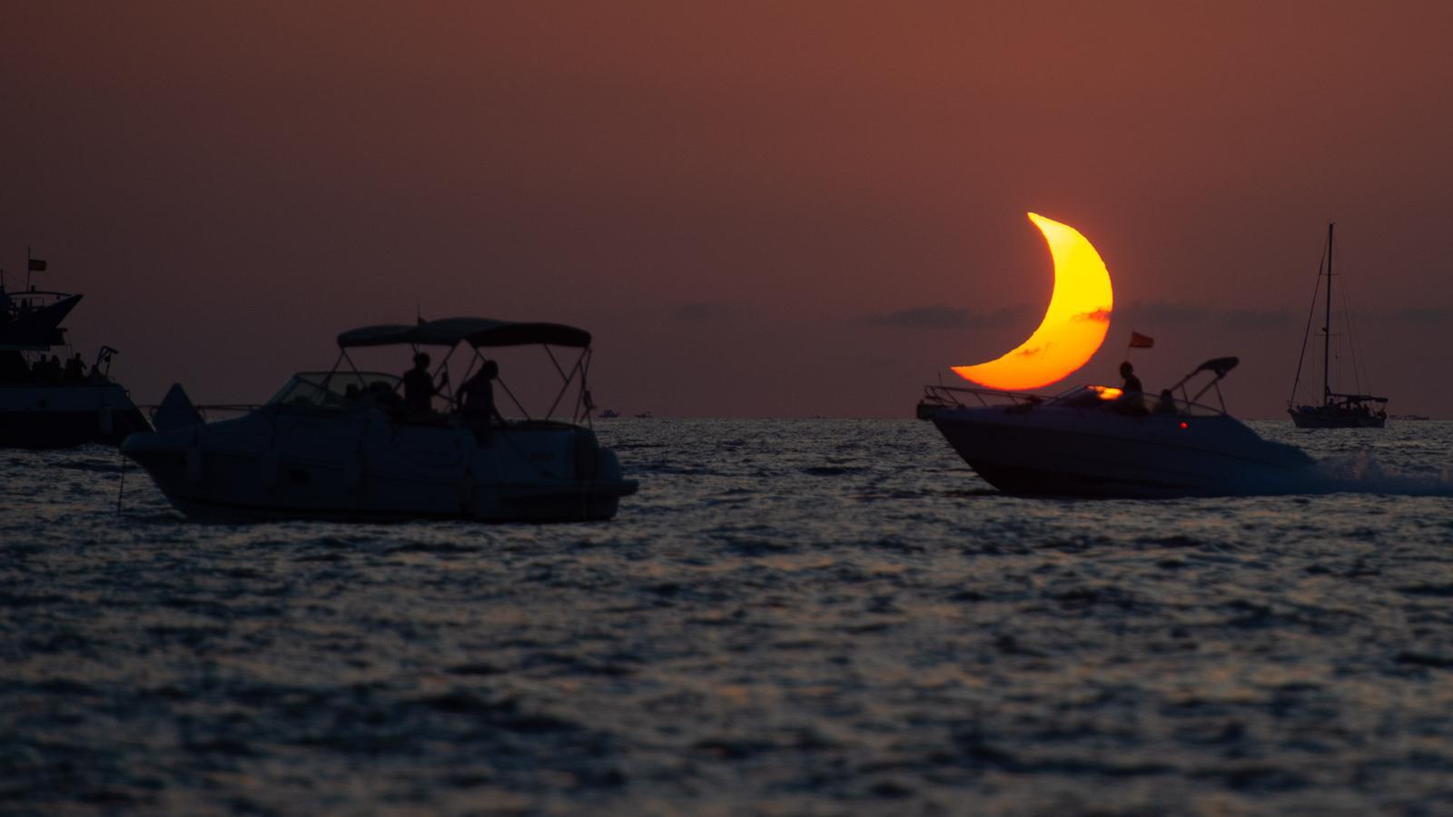 Vista del mar durante el eclipse solar total del 2026, a 12 de agosto del 2026, en Eivissa.