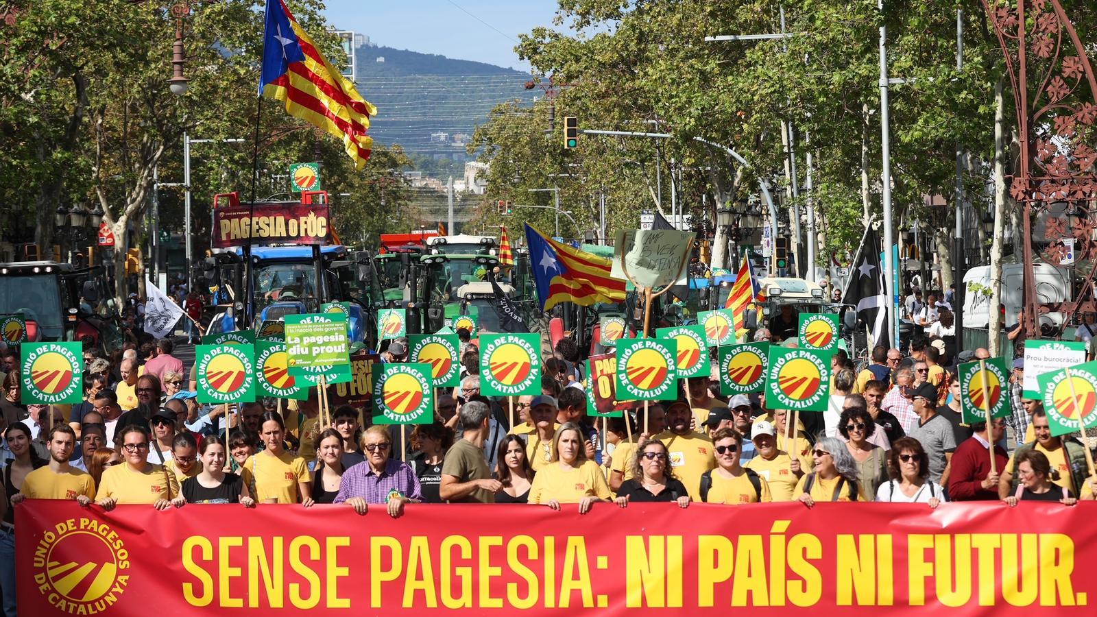 La cabecera de la tractorada liderada por Unió de Pagesos, avanzando por el Paseo de Gracia de Barcelona.