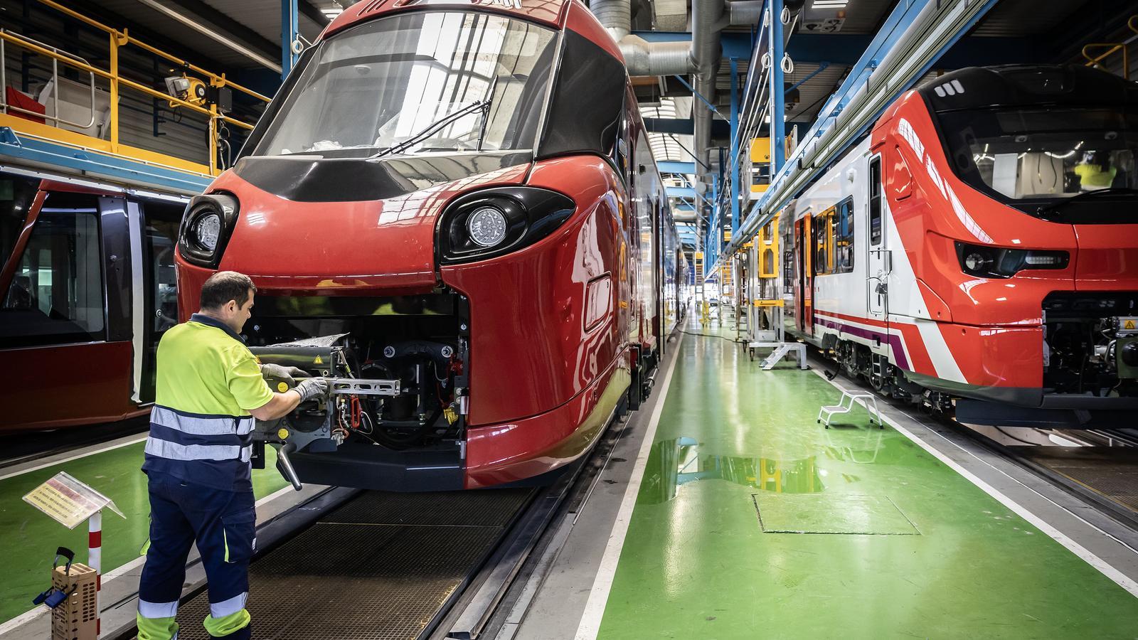 Un operario haciendo pruebas en un tren de la fábrica de Alstom de Santa Perpetua de Mogoda